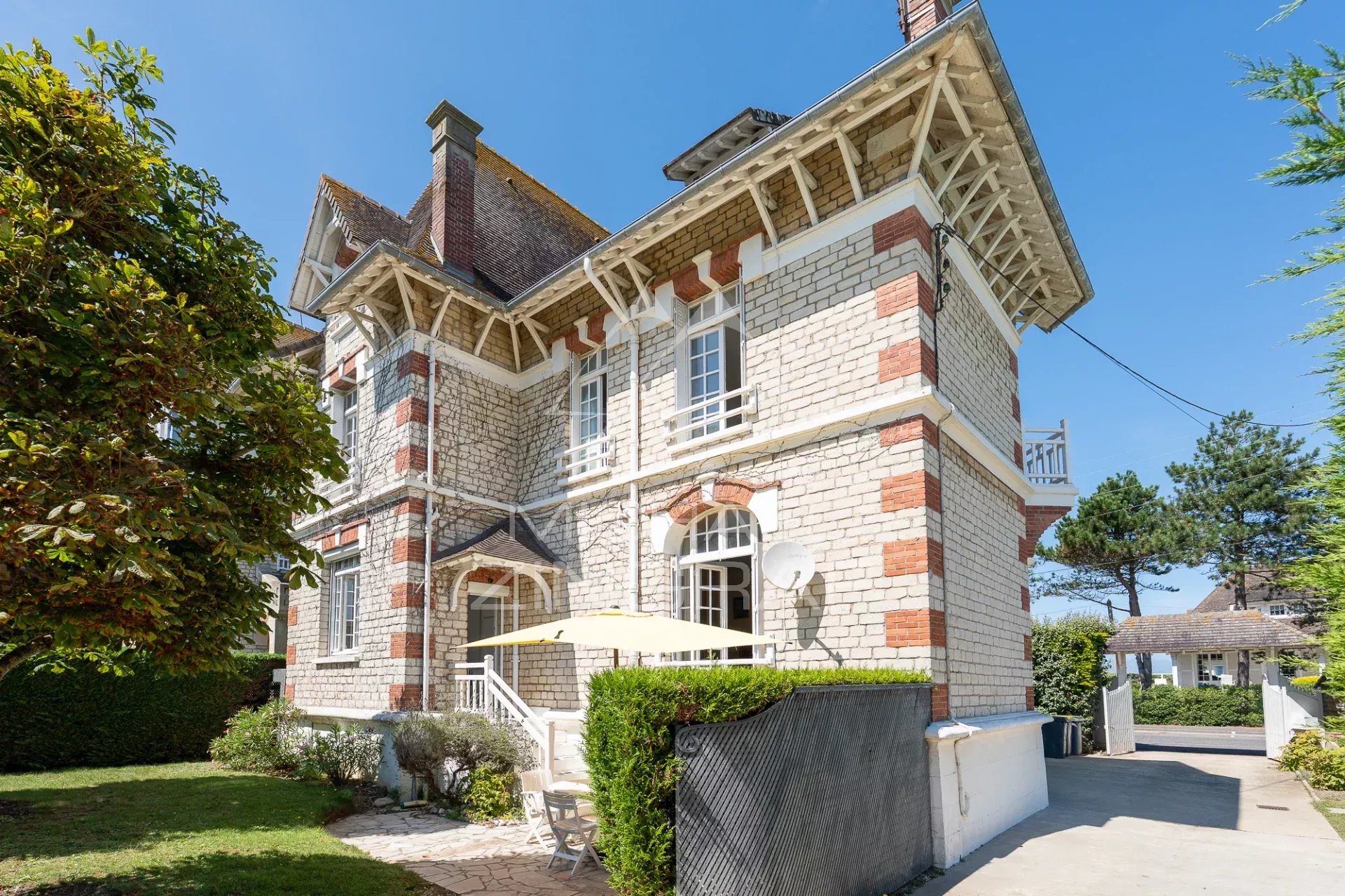 Villa anglo-normande avec piscine et dépendances