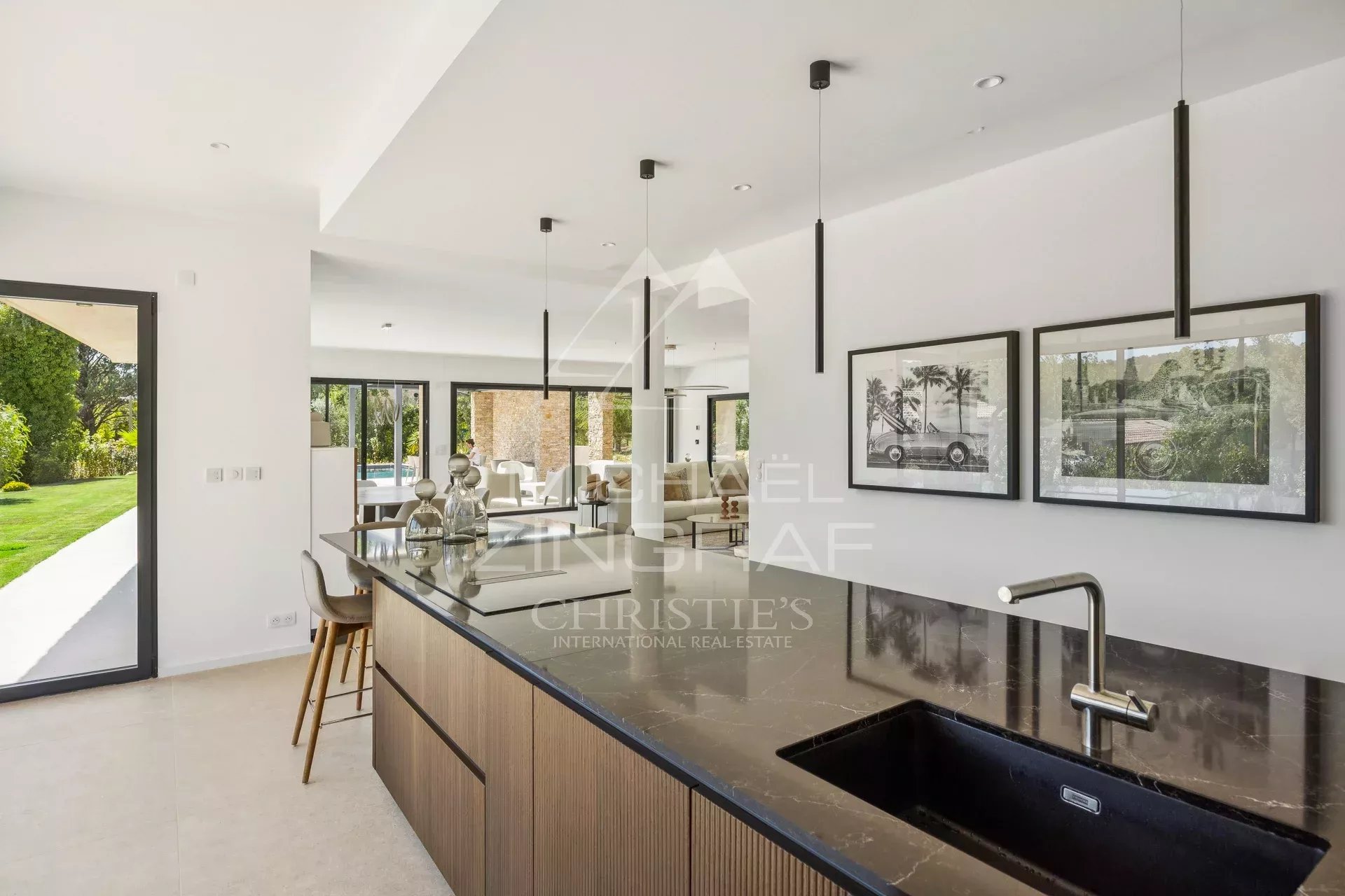 Villa Contemporaine Nichée dans un Écrin de Verdure