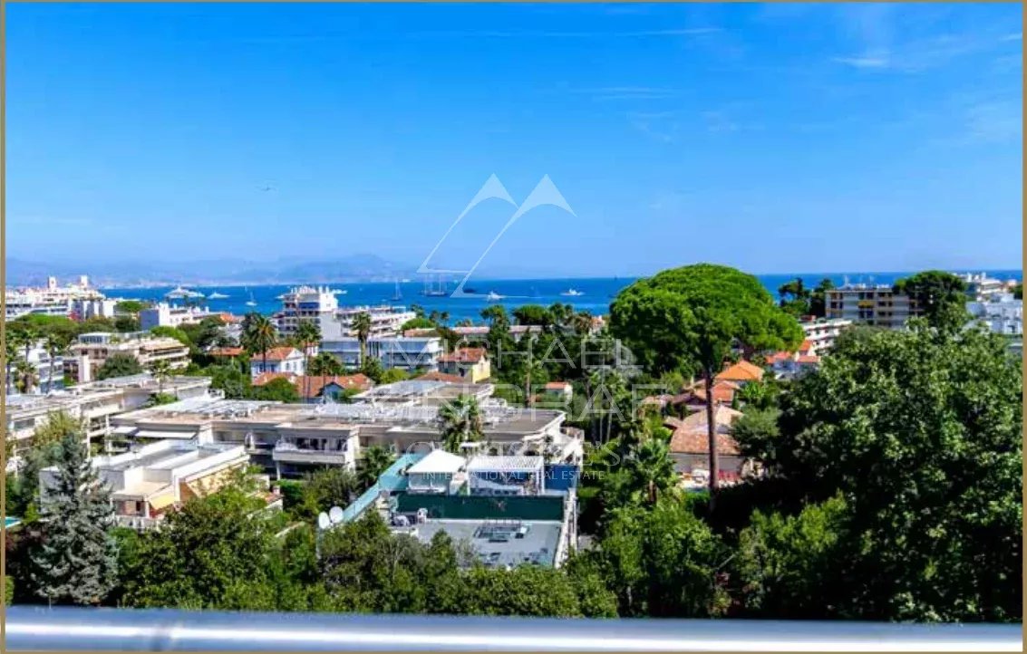 SPLENDID RENOVATED CONTEMPORARY VILLA OF 320 SQM LOCATED IN A PRIVATE ESTATE