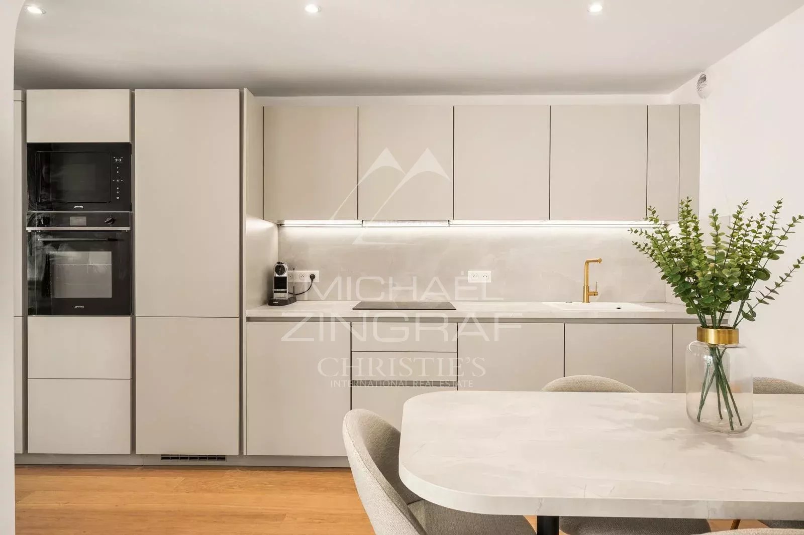 CANNES BANANE – RENOVIERTE 2-ZIMMER-WOHNUNG MIT TERRASSE UND GARAGE