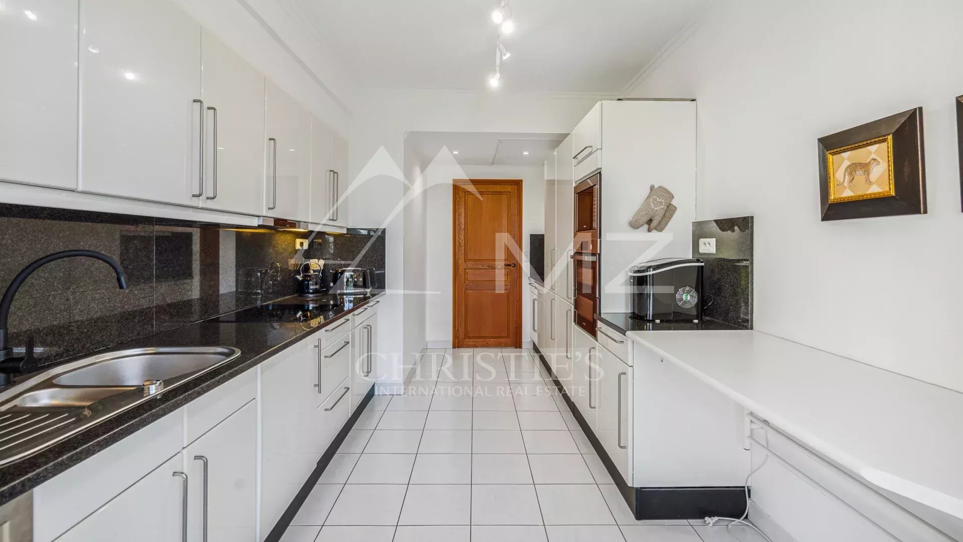 Superb 4-room corner apartment in a luxury residence