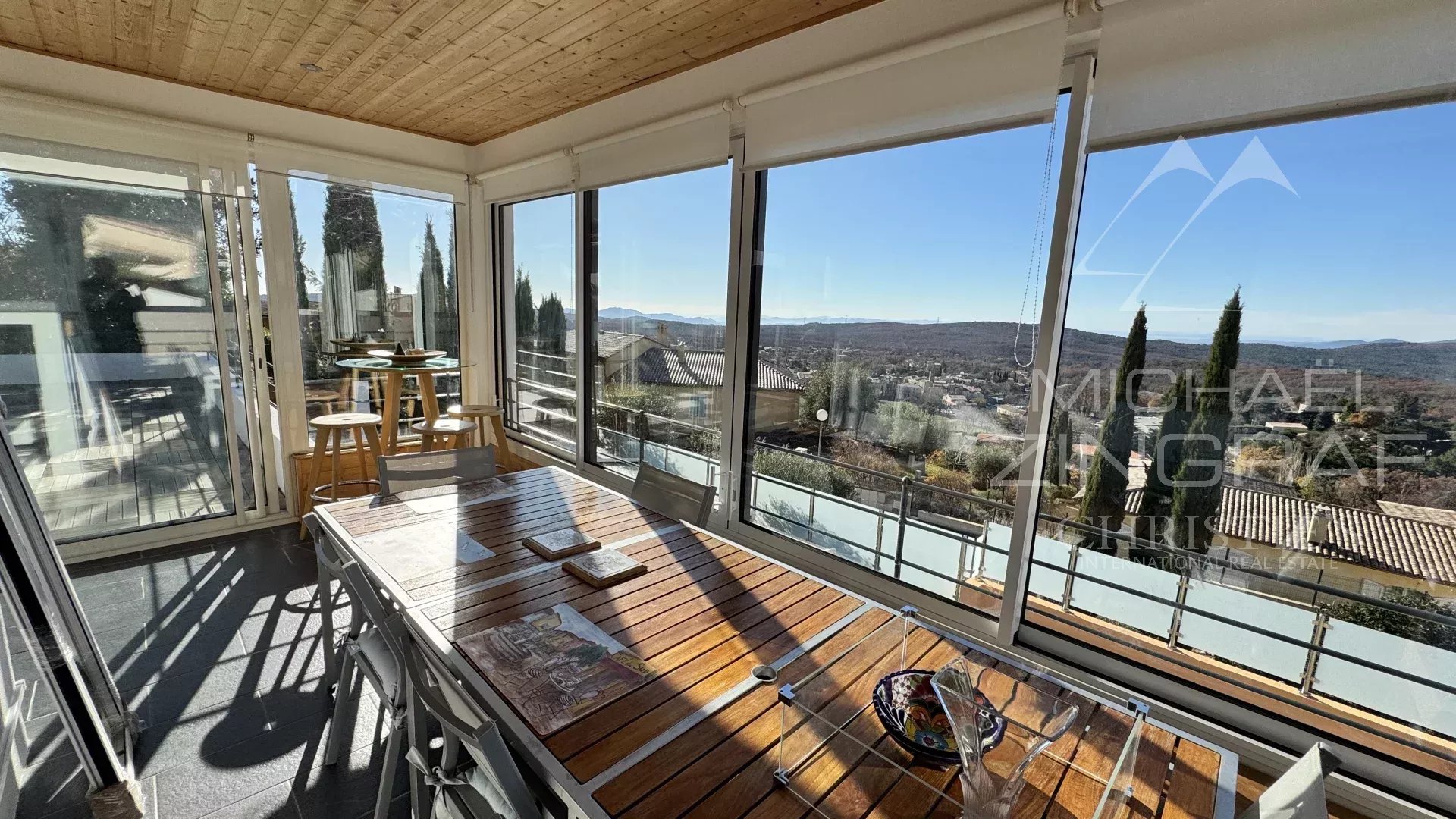 Élégante villa contemporaine en position dominante – Vue mer à l'horizon