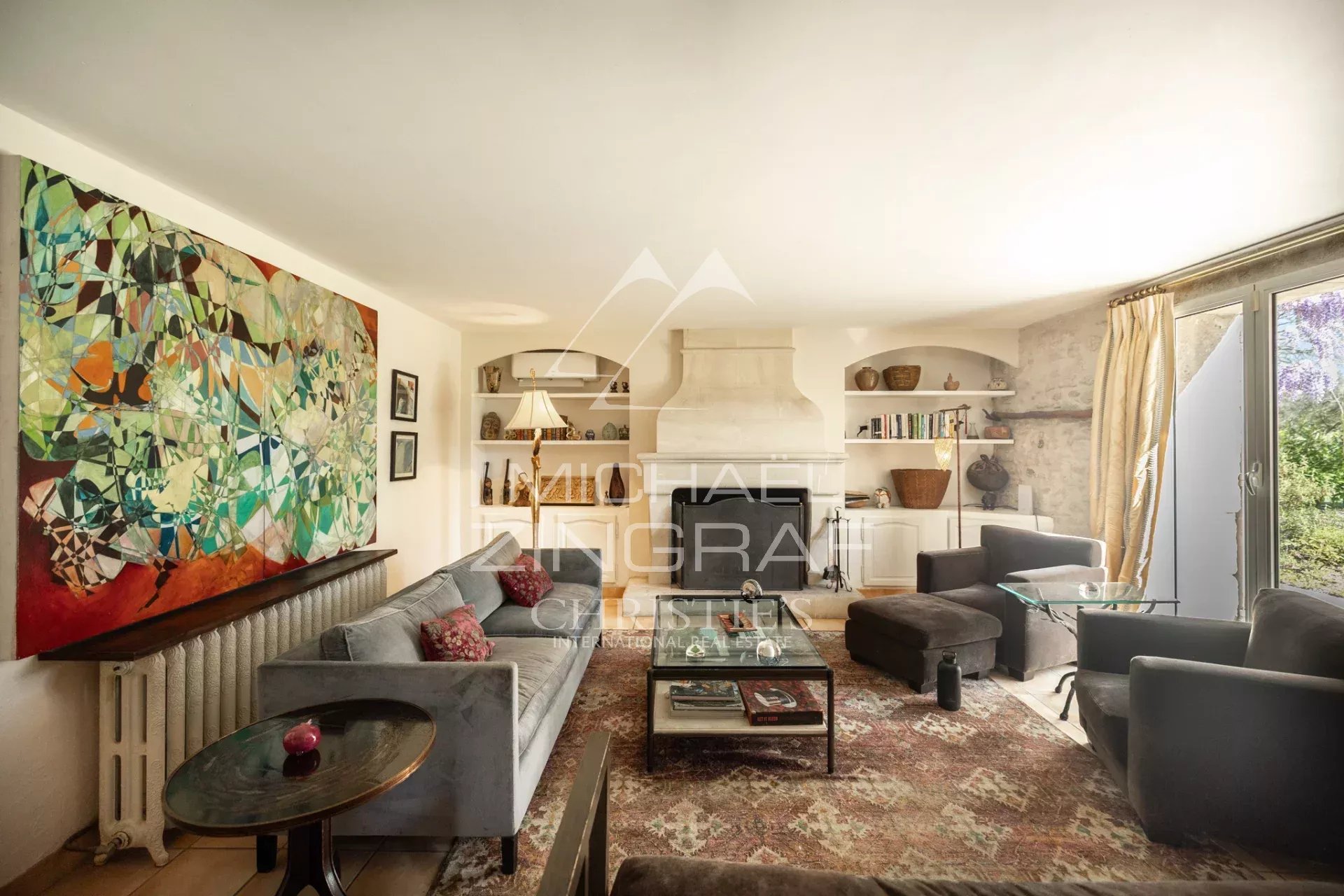 Mas provençal en pierre entouré d'oliviers