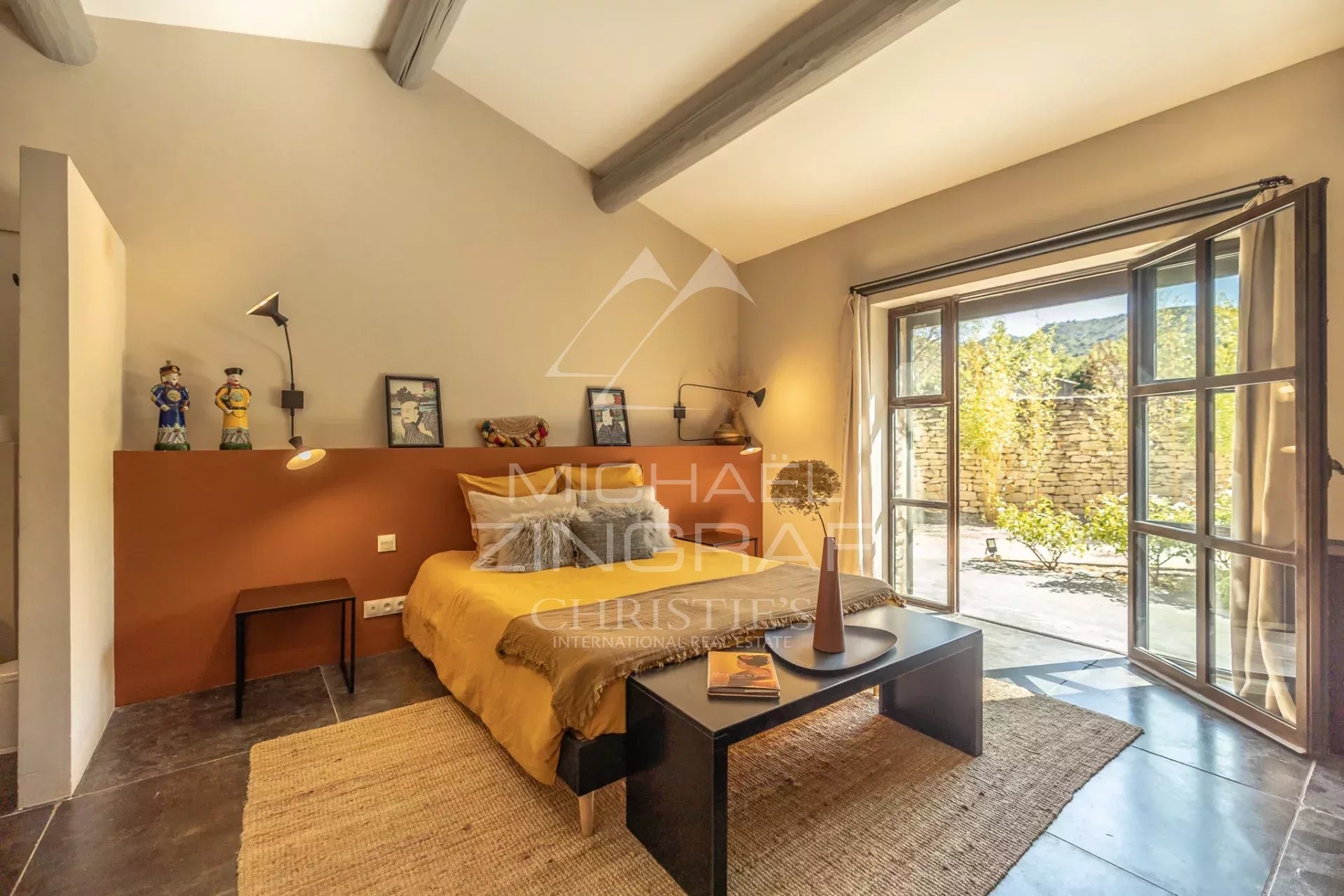 Entre tradition et contemporain, superbe maison en pierre de plain-pied avec piscine et vue sur le Luberon. Vendue entièrement meublée.