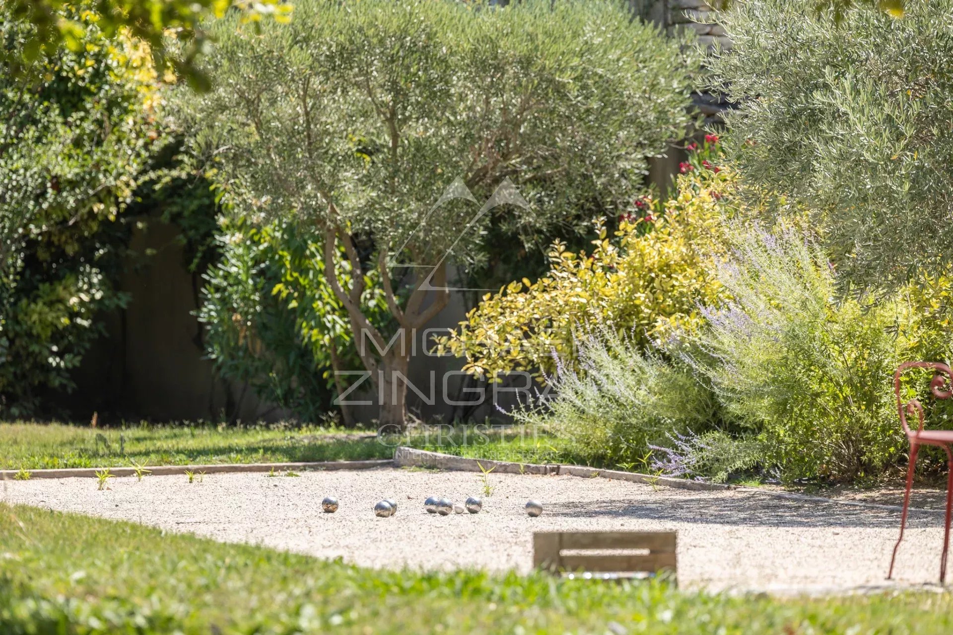 Gordes  - Beautiful stone house on a plot suitable for building, with a swimming pool
