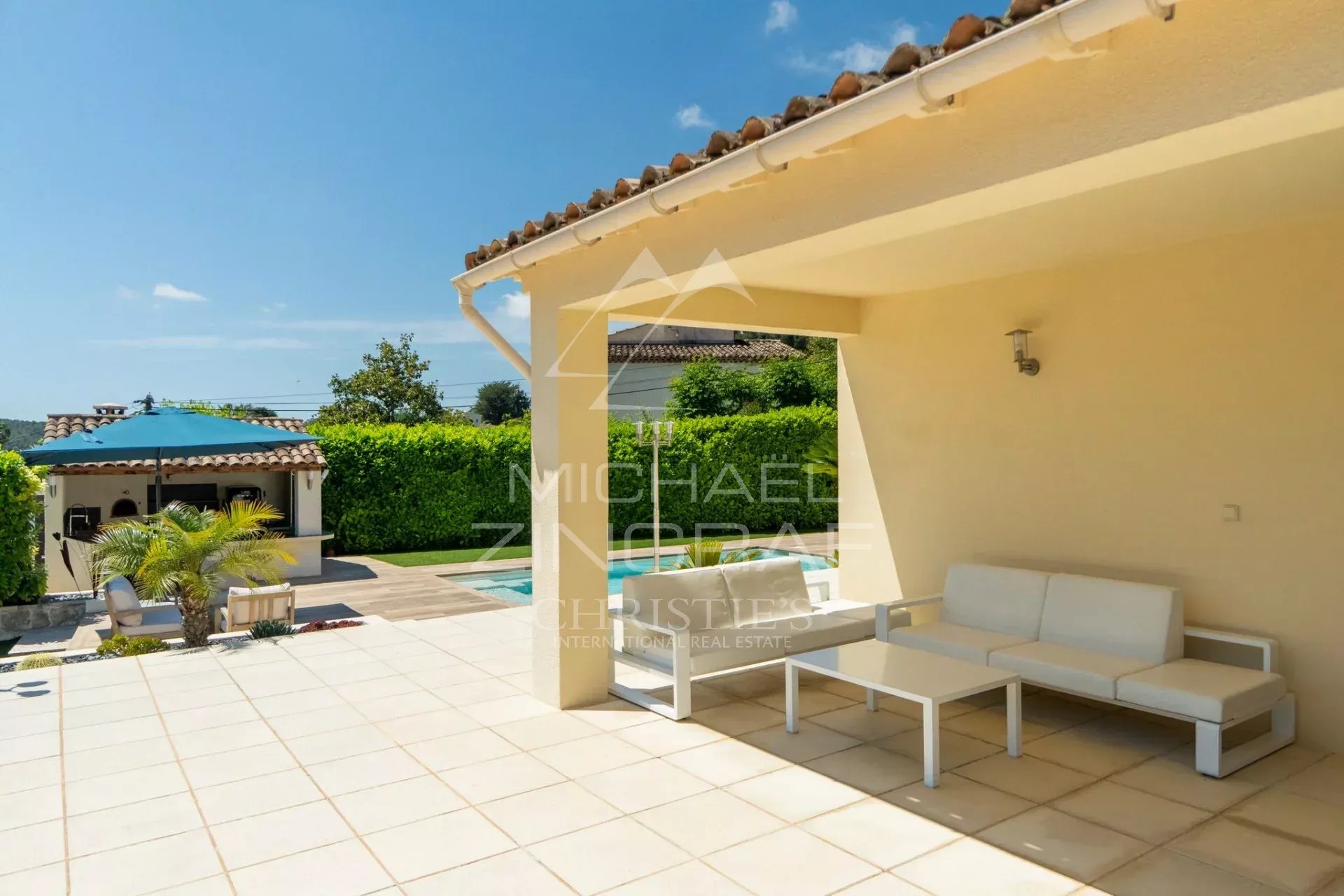 Renovierte ebenerdige Villa mit Dorfblick