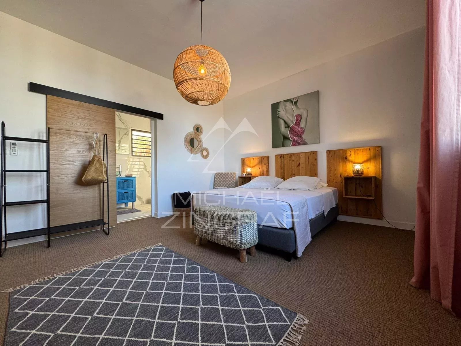 Prestigevilla mit unabhängigen Studios und außergewöhnlichem Ausblick