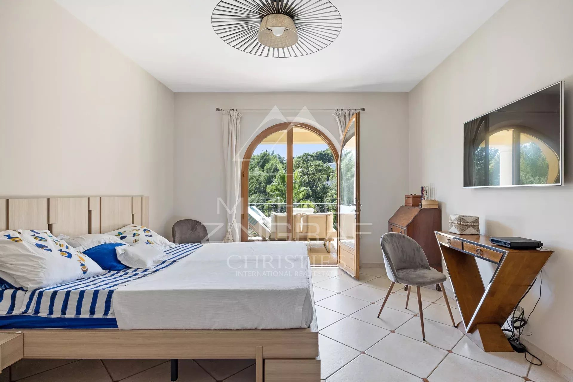 Villa mit außergewöhnlich großzügigen Räumlichkeiten