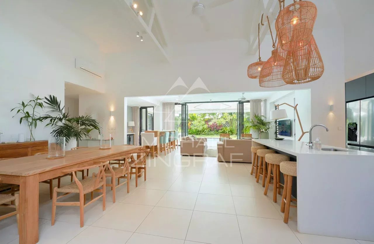 Villa avec piscine dans une résidence sécurisée à Péreybère