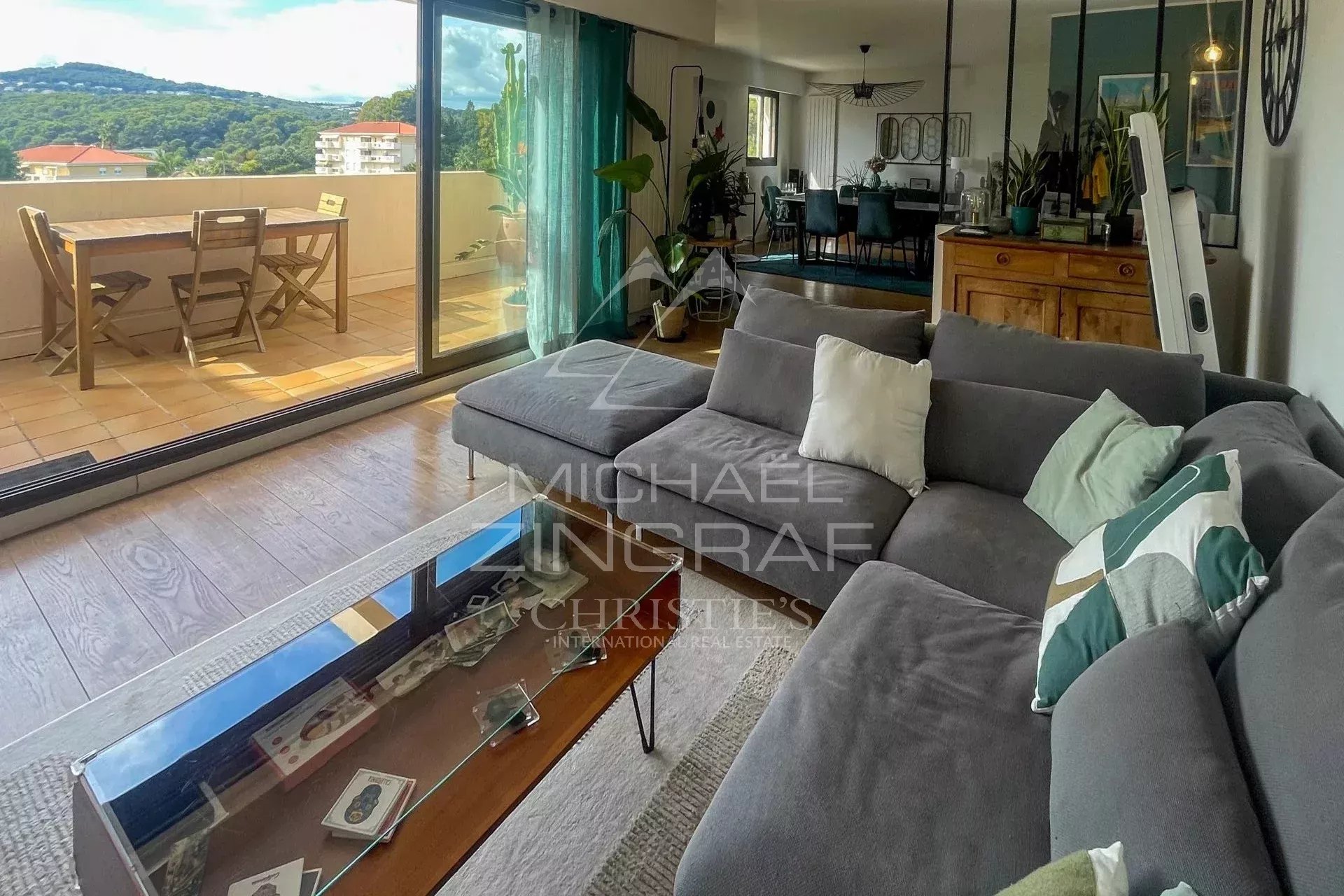 Dernier Étage Antibes – Appartement 4 Pièces avec Vue d’Exception et Prestations de Luxe