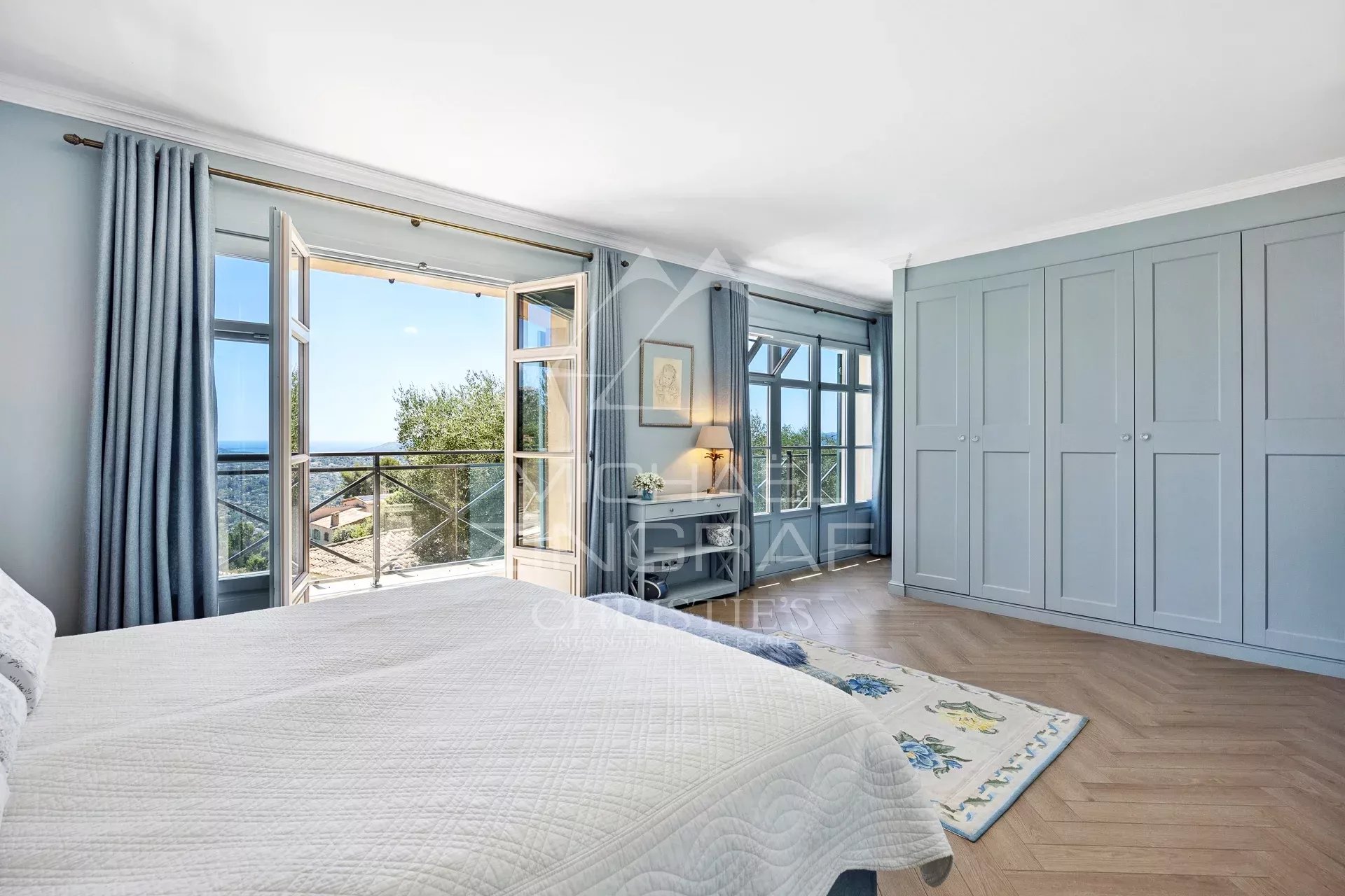 Family Villa with Panoramic Views in a Residential Estate