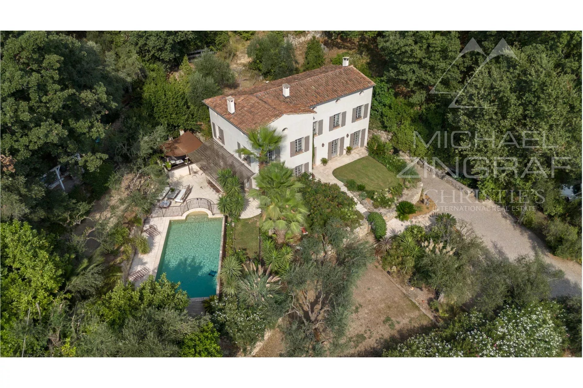 VCharming villa in a green setting with panoramic views