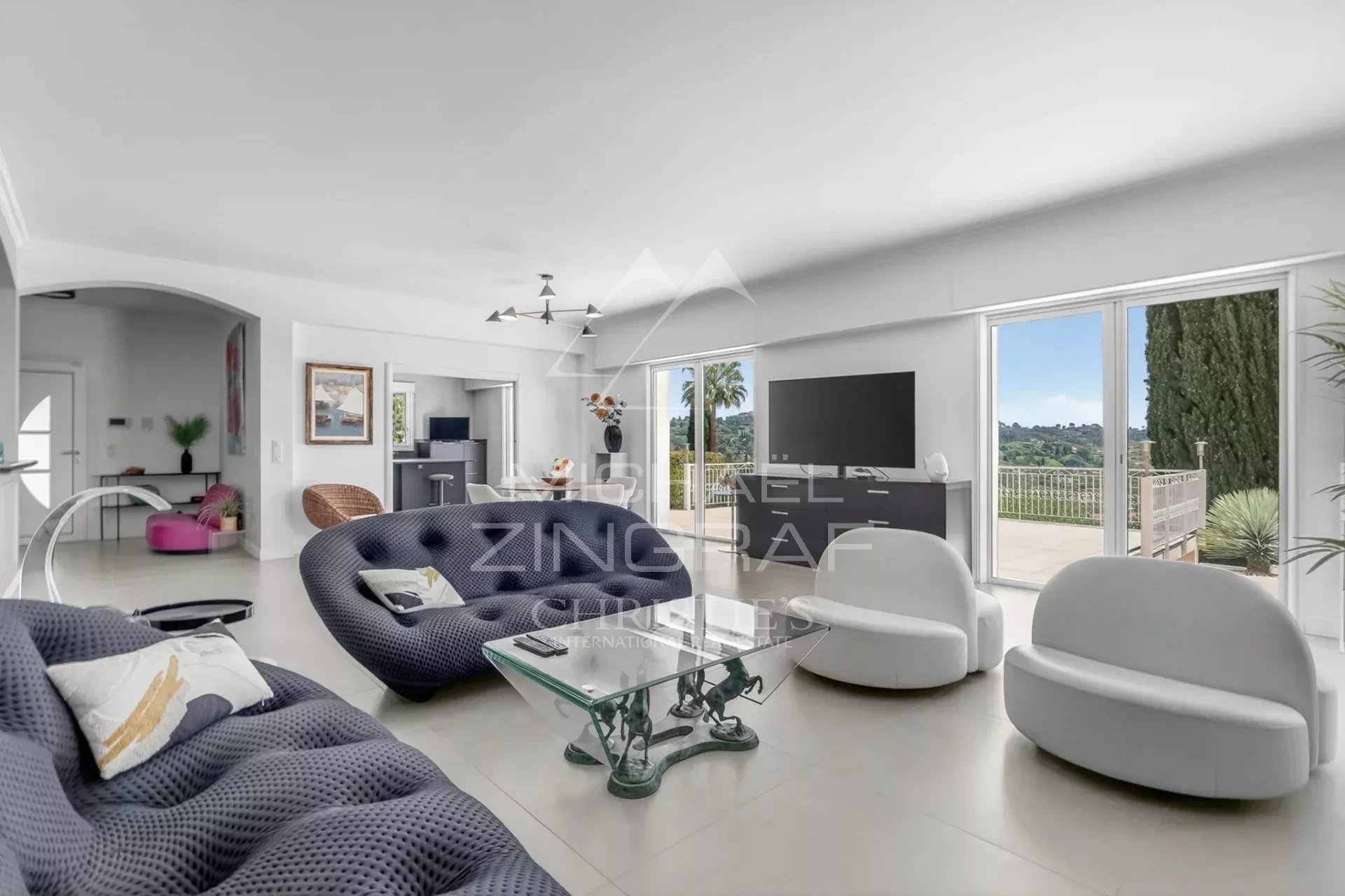 Renovierte ebenerdige Villa mit Dorfblick