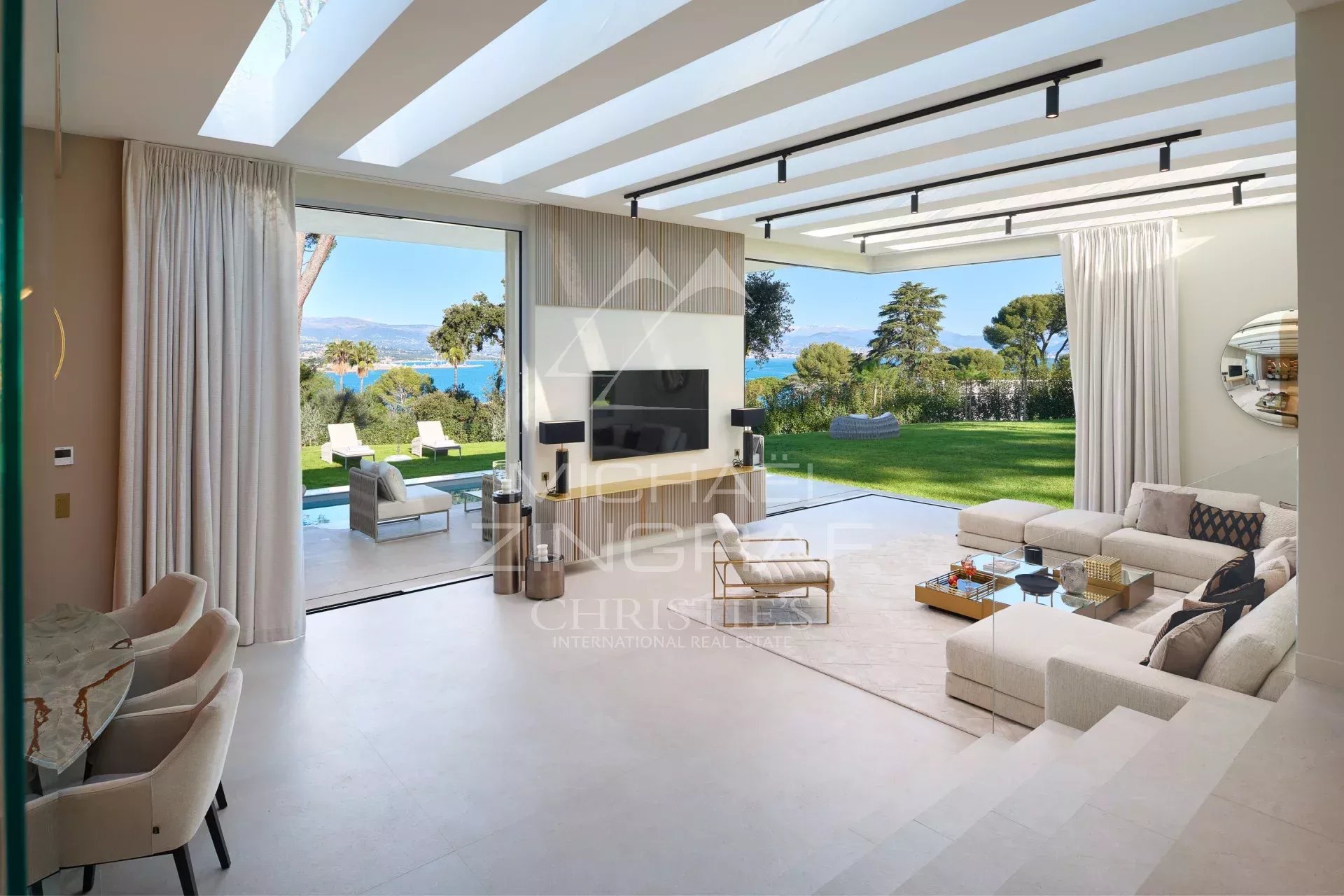 Neue Luxusvilla mit Panoramablick auf das Meer