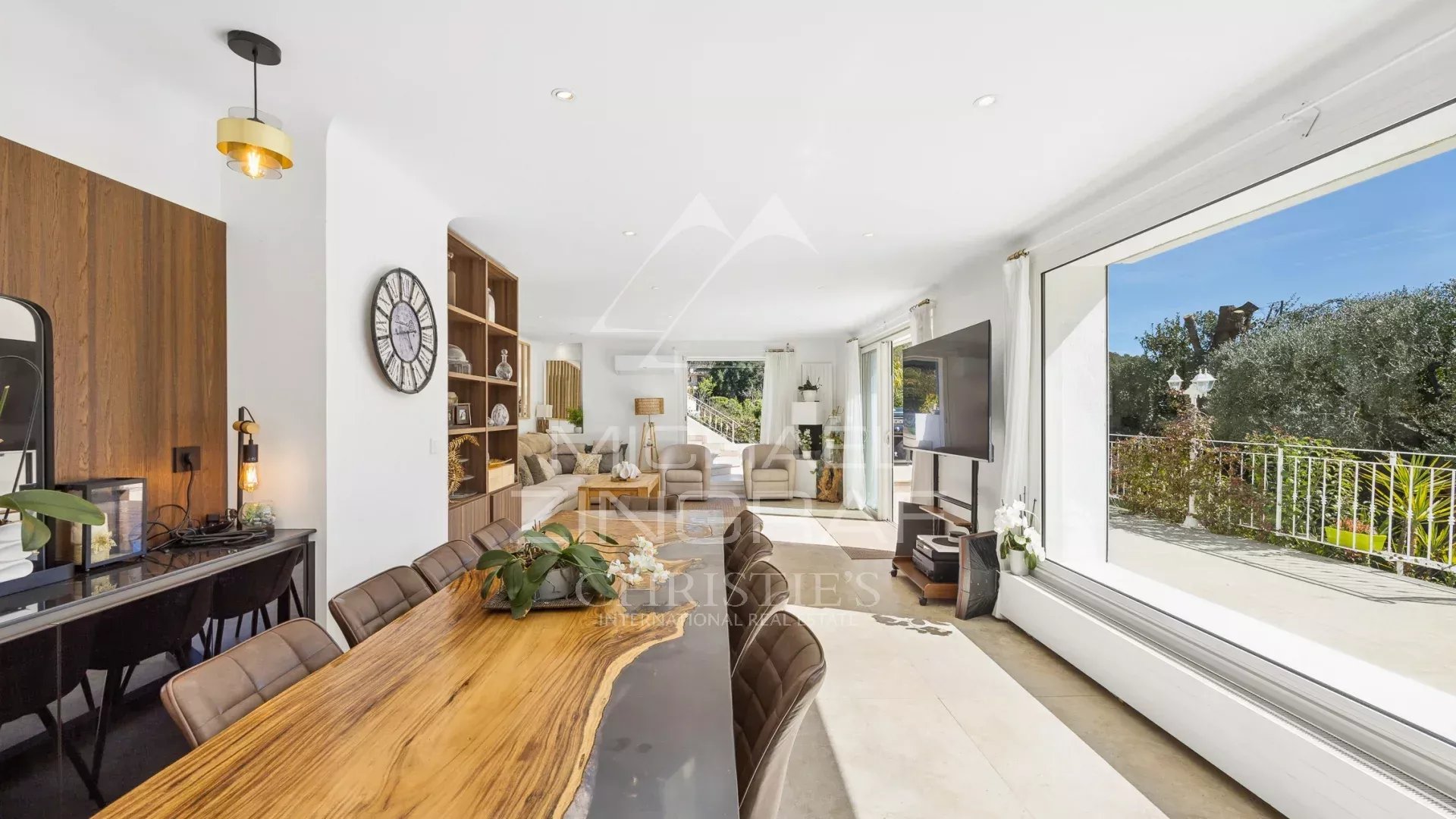 Roquefort-les-Pins – Elegant family property in the heart of a sought-after residential area