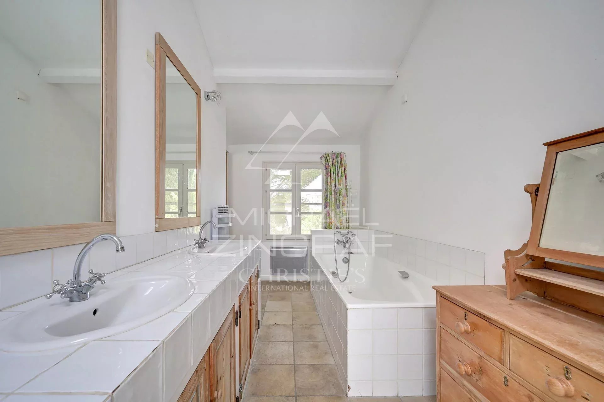 Authentic farmhouse in the heart of the Luberon