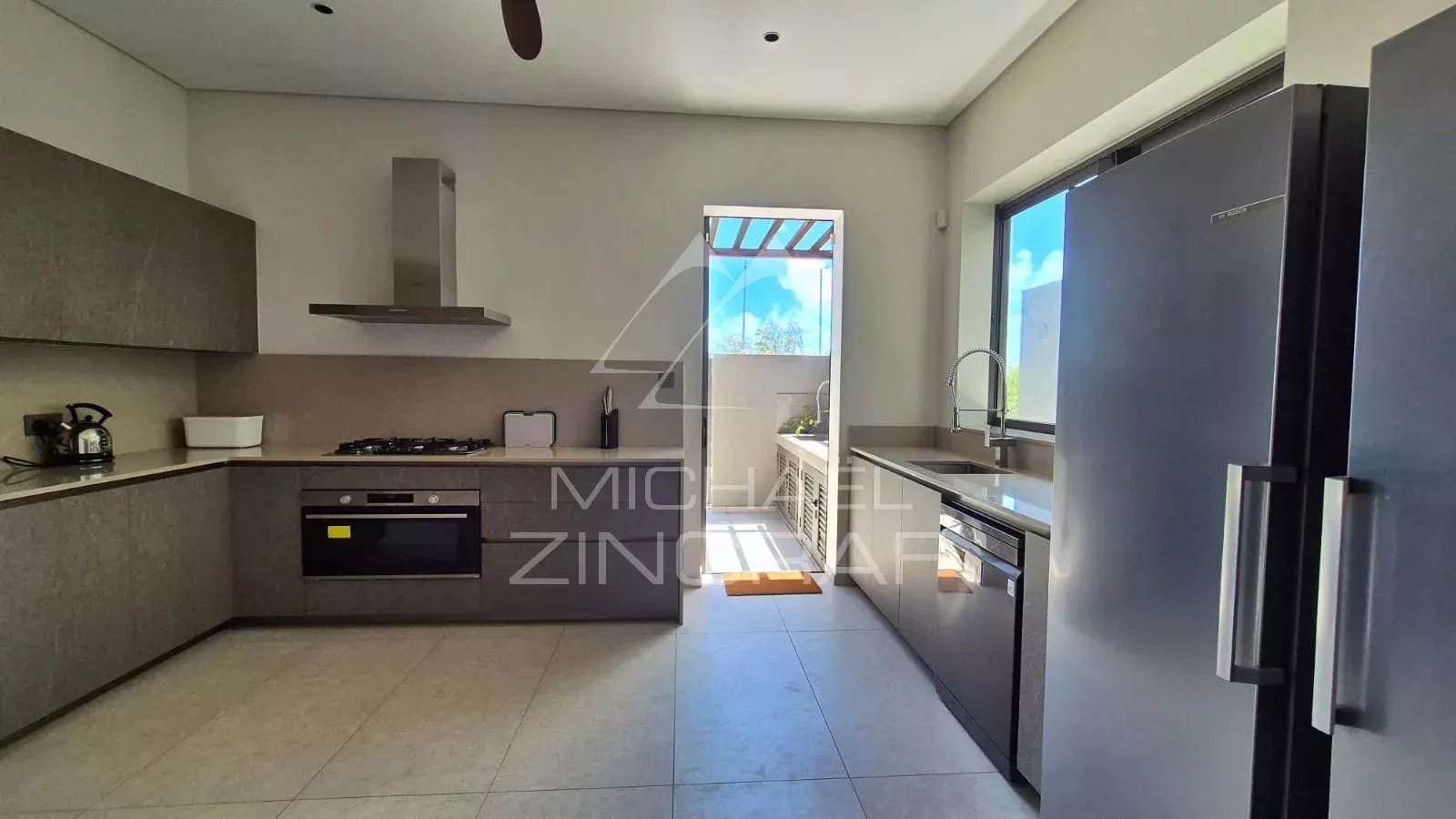 Moderne ebenerdige Villa mit Golfblick in ruhiger Lage