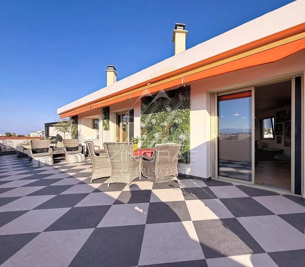 Juan-les-Pins – Außergewöhnliche Wohnung im obersten Stockwerk, großzügige Räume, Sonne und Meerblick