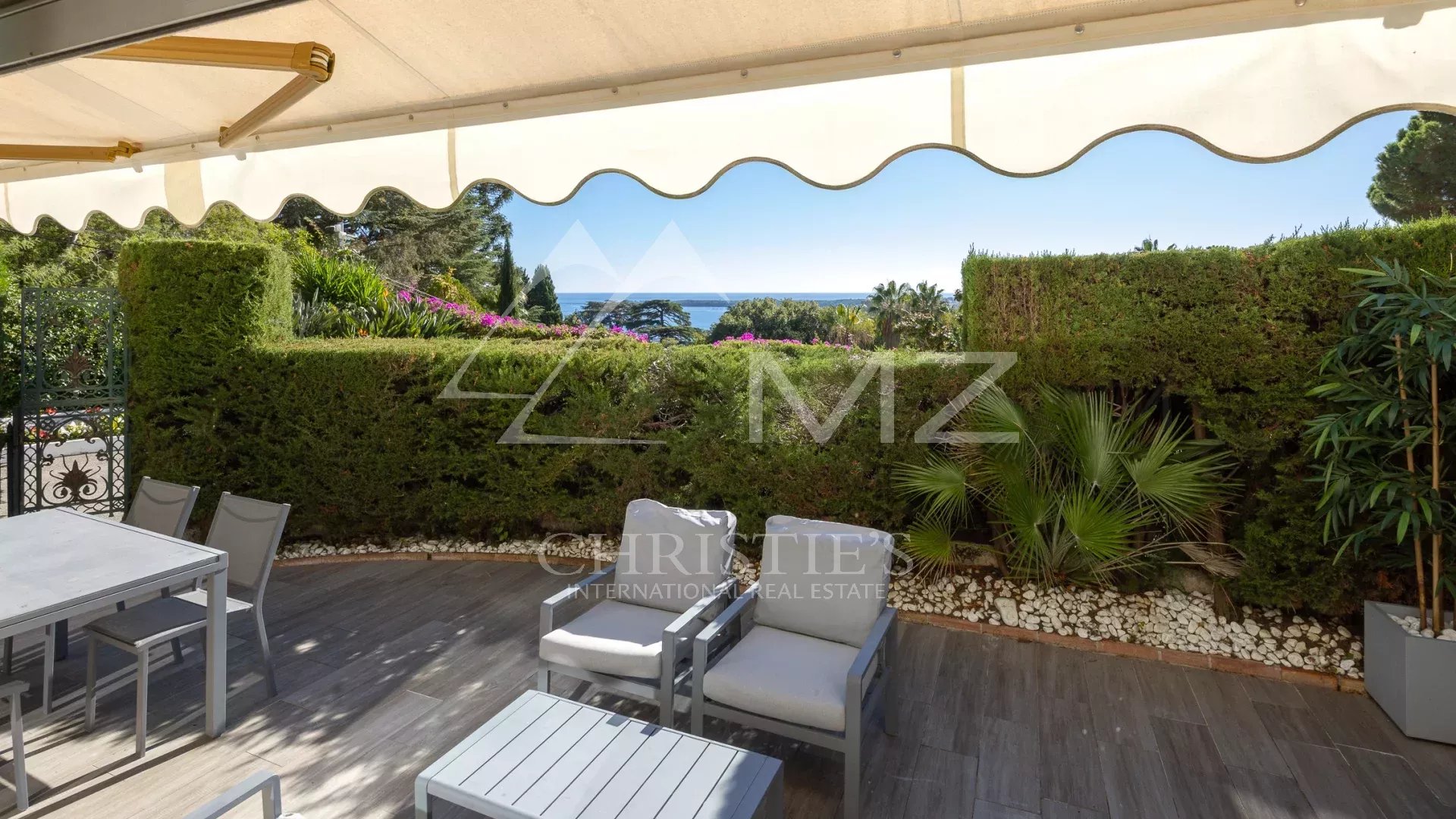 Beautiful ground floor apartment in a prestigious residence