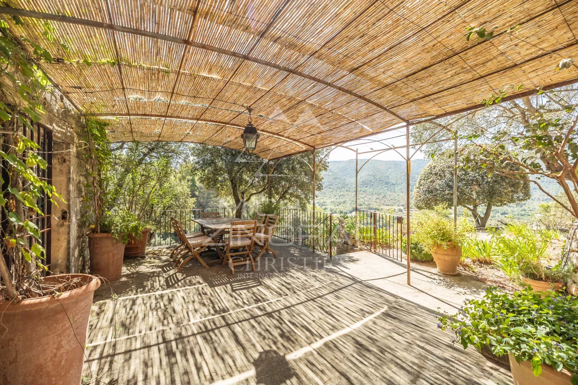 Exclusivité - Propriété troglodyte unique au cœur du Luberon