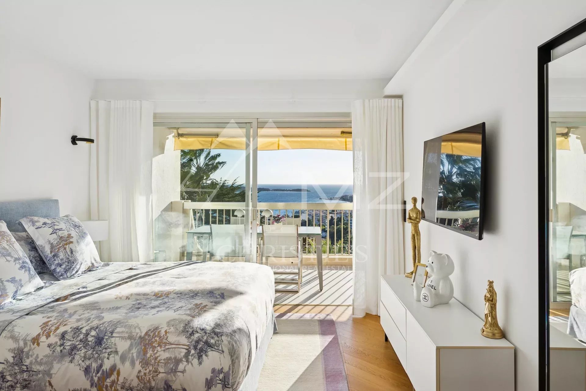 Exceptional top floor apartment