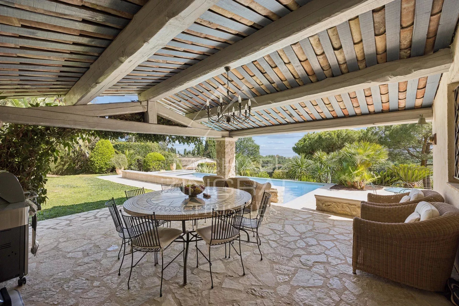 Charmante villa au calme à pied du village de Vence