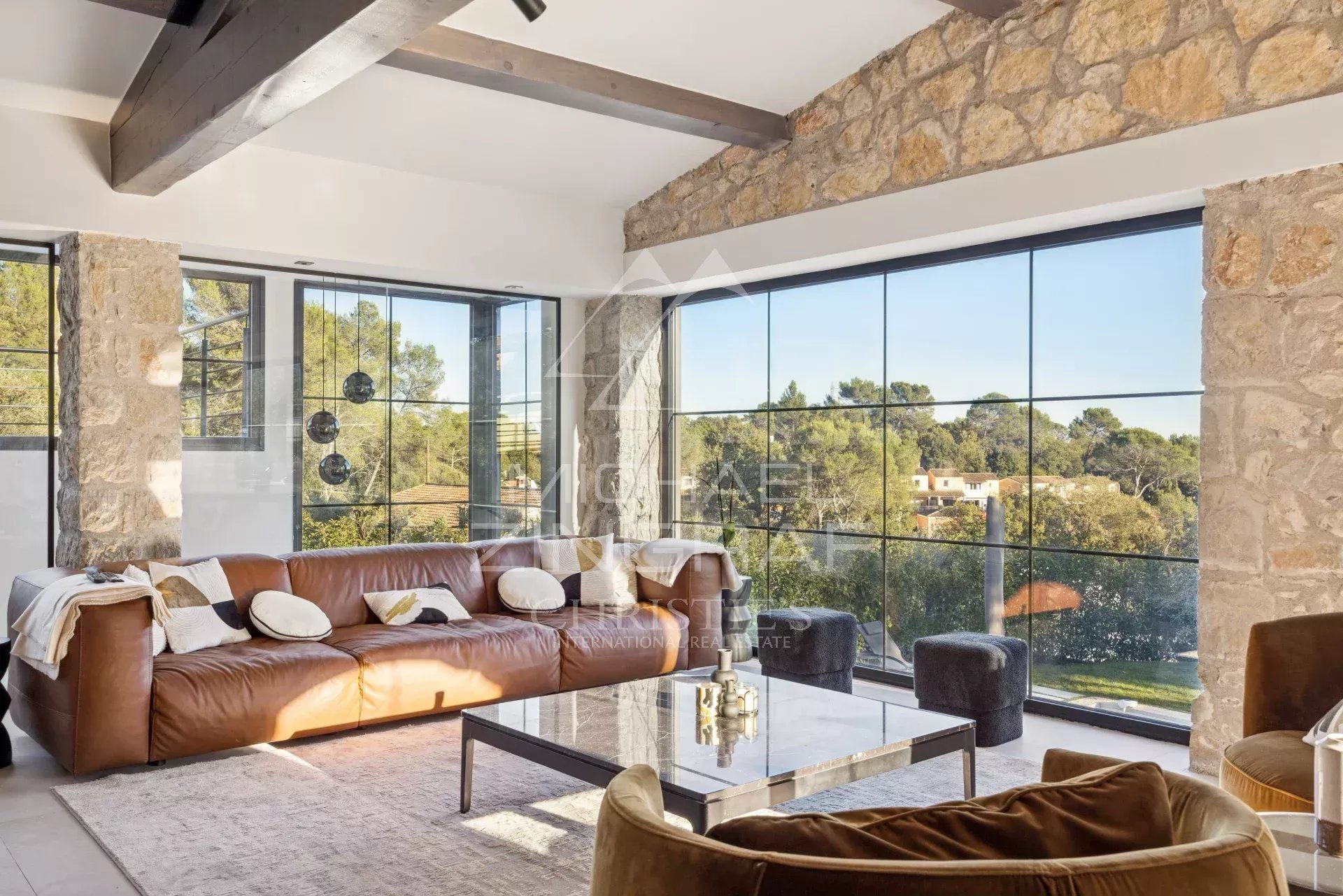 Découvrez cette Propriété d'Exception avec Piscine et Spa à Valbonne