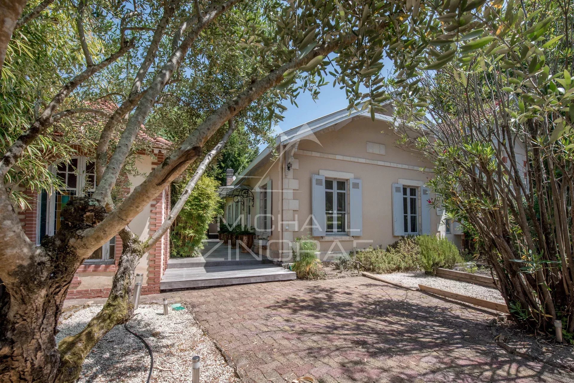 Character house in the heart of Arcachon - sought-after neighborhood in a confidential setting