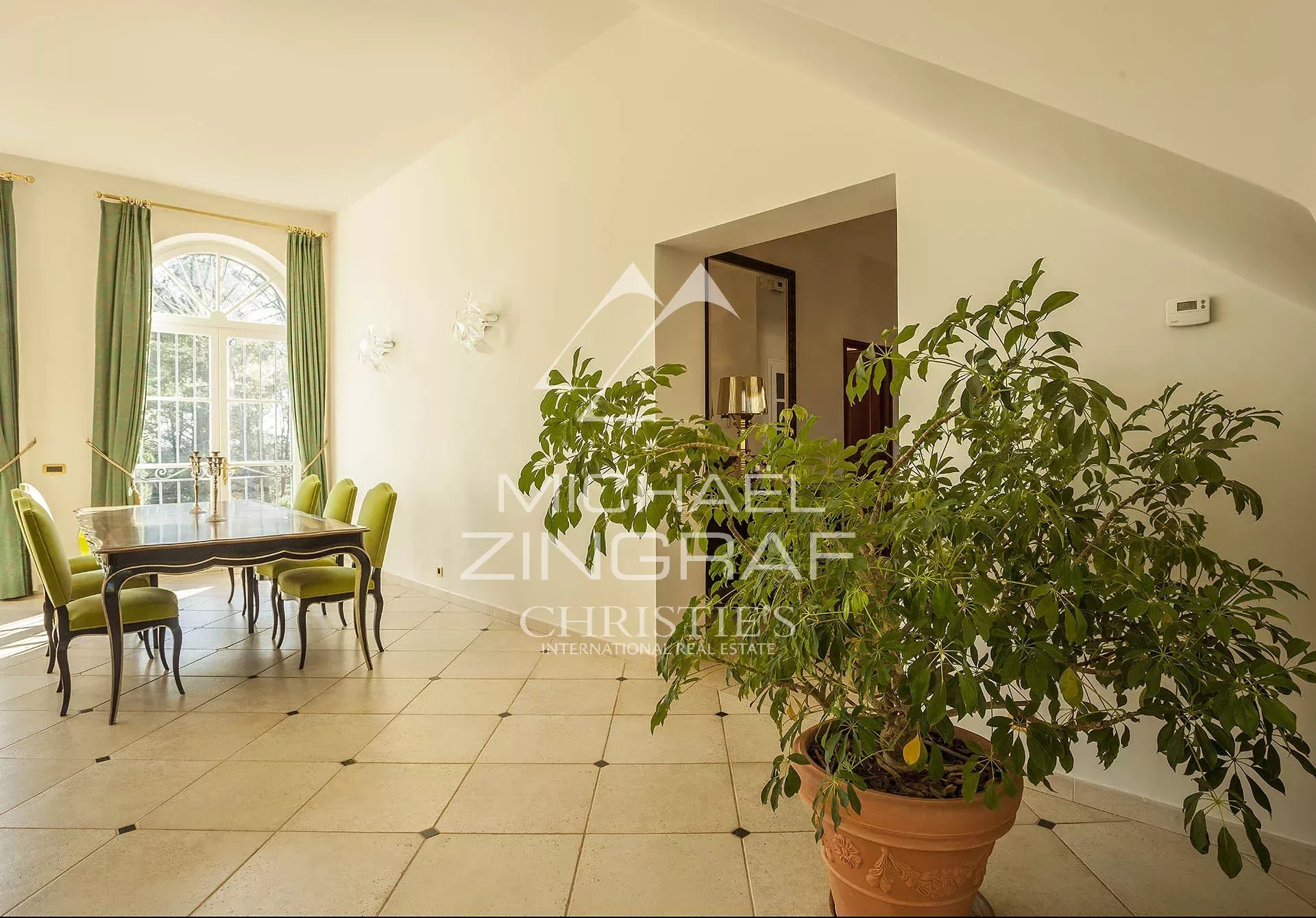 Edles Anwesen in einem grünen Paradies