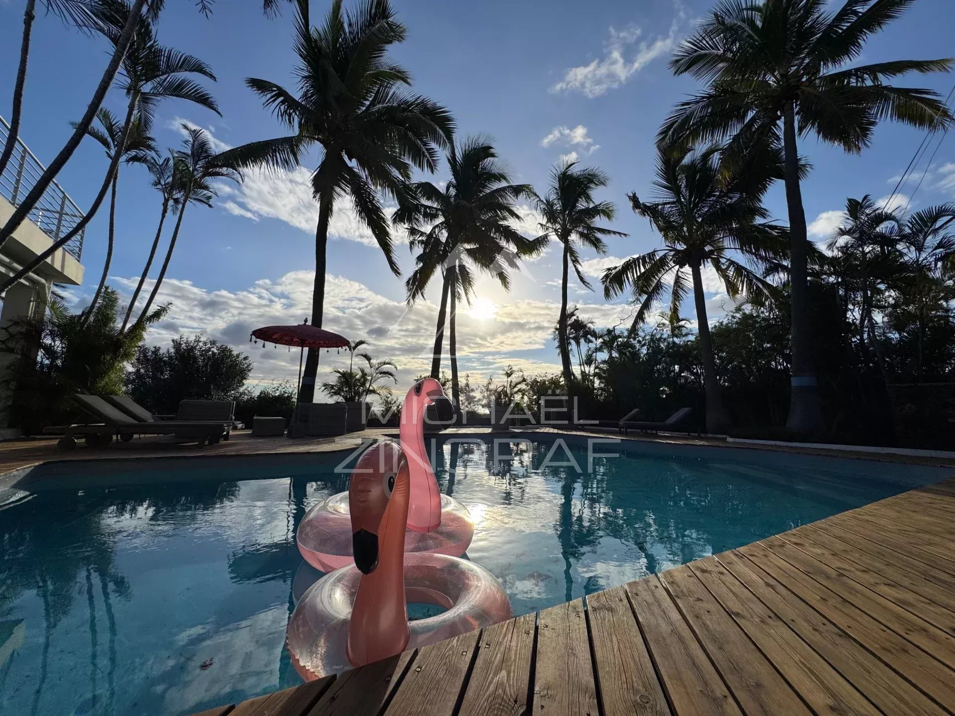 Prestigevilla mit unabhängigen Studios und außergewöhnlichem Ausblick