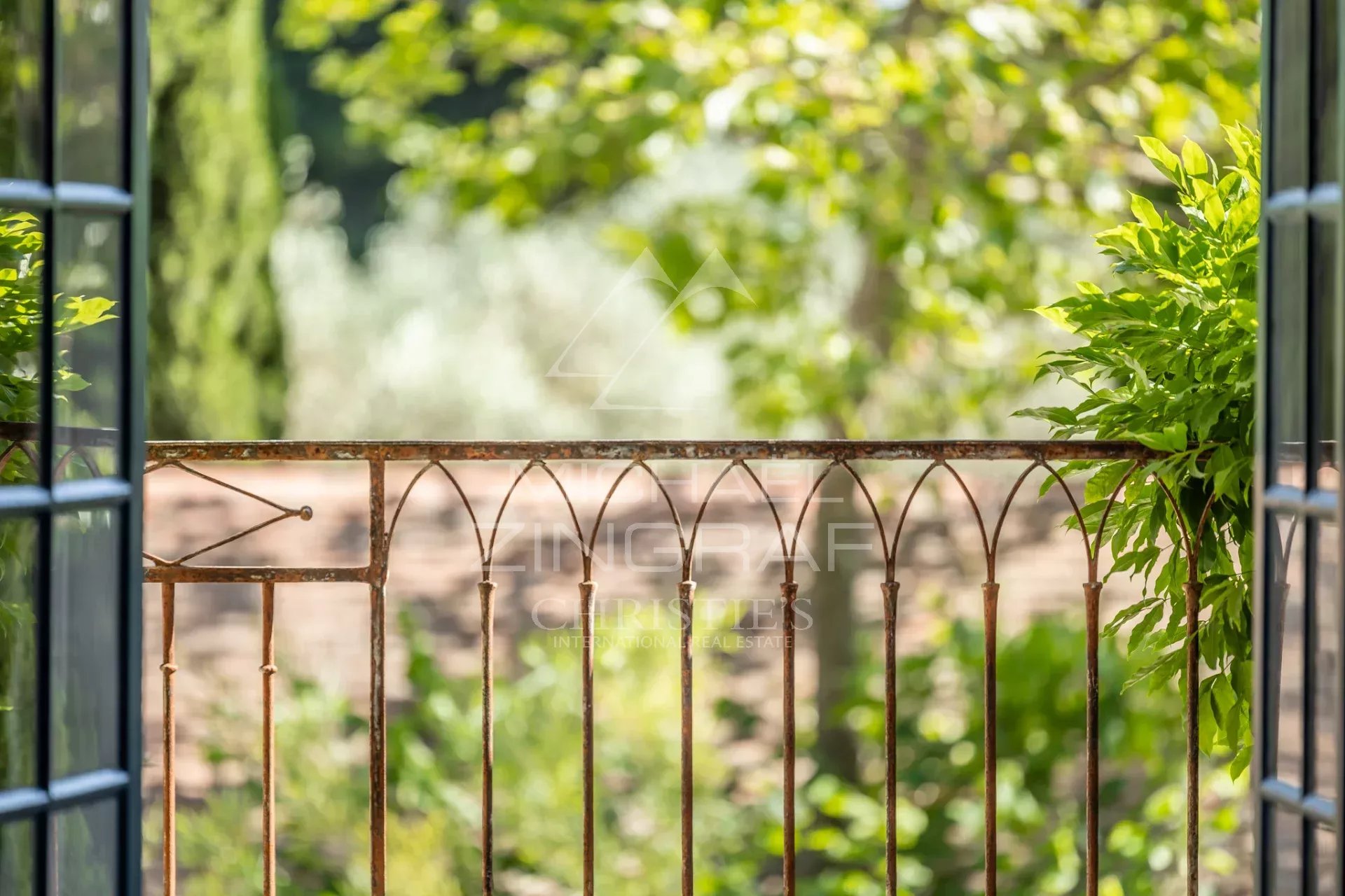 Exclusive : An exceptional 18th-century country house on the outskirts of L’Isle-sur-la-Sorgue, set on 6.3 hectares of grounds and featuring a prestigious reception hall