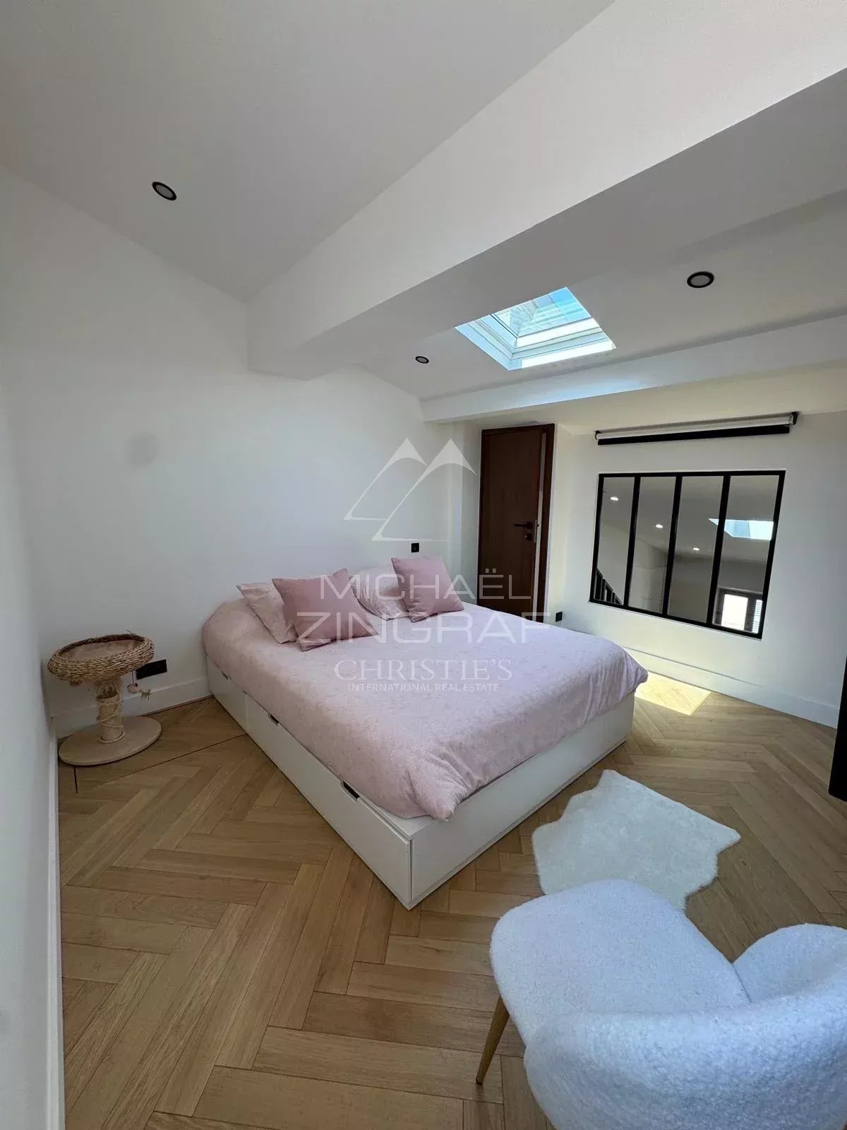 Antibes Vieille Ville – Duplex d’Exception en Dernier Étage