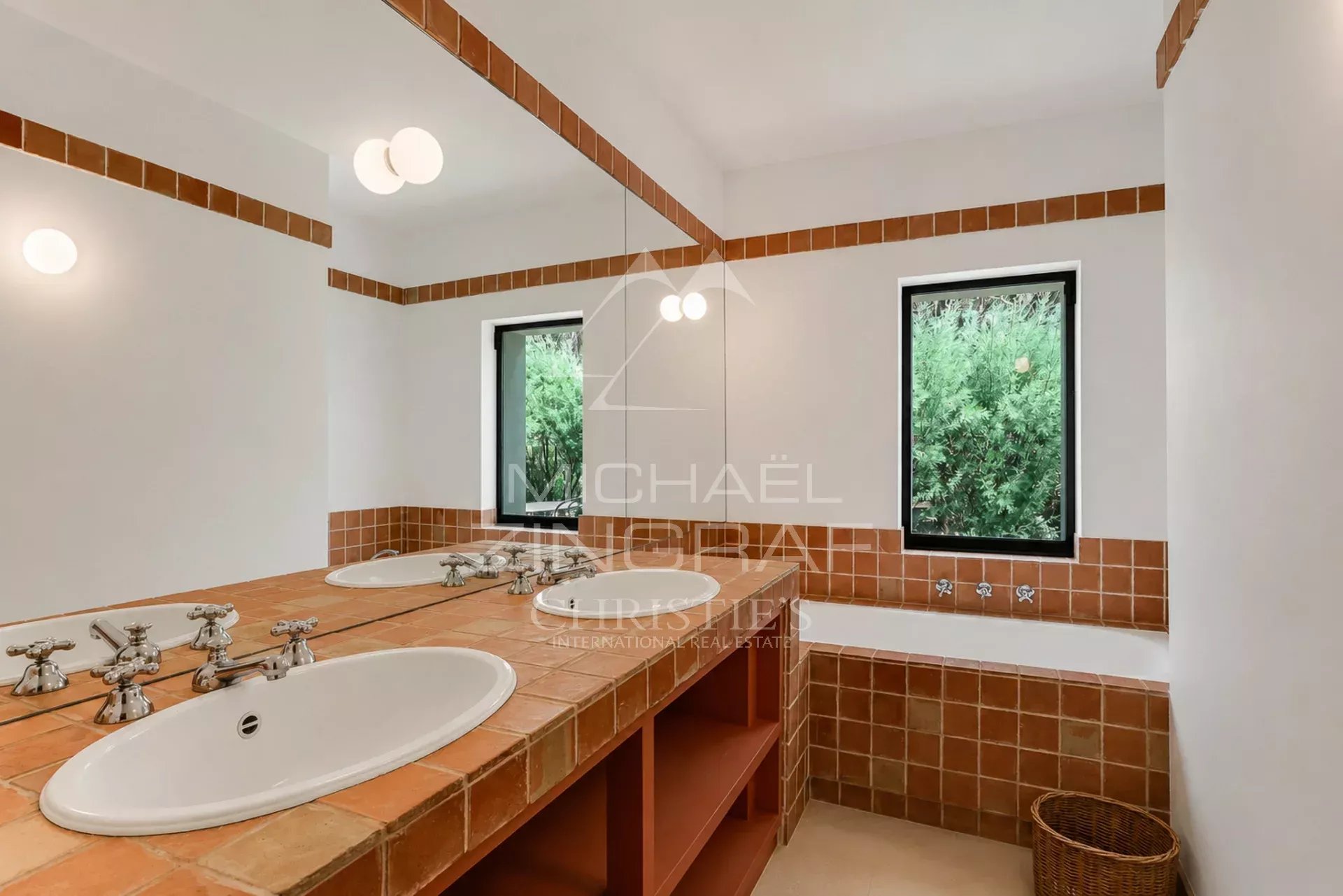Magnificent property with tennis court - Les Salins, la Moutte
