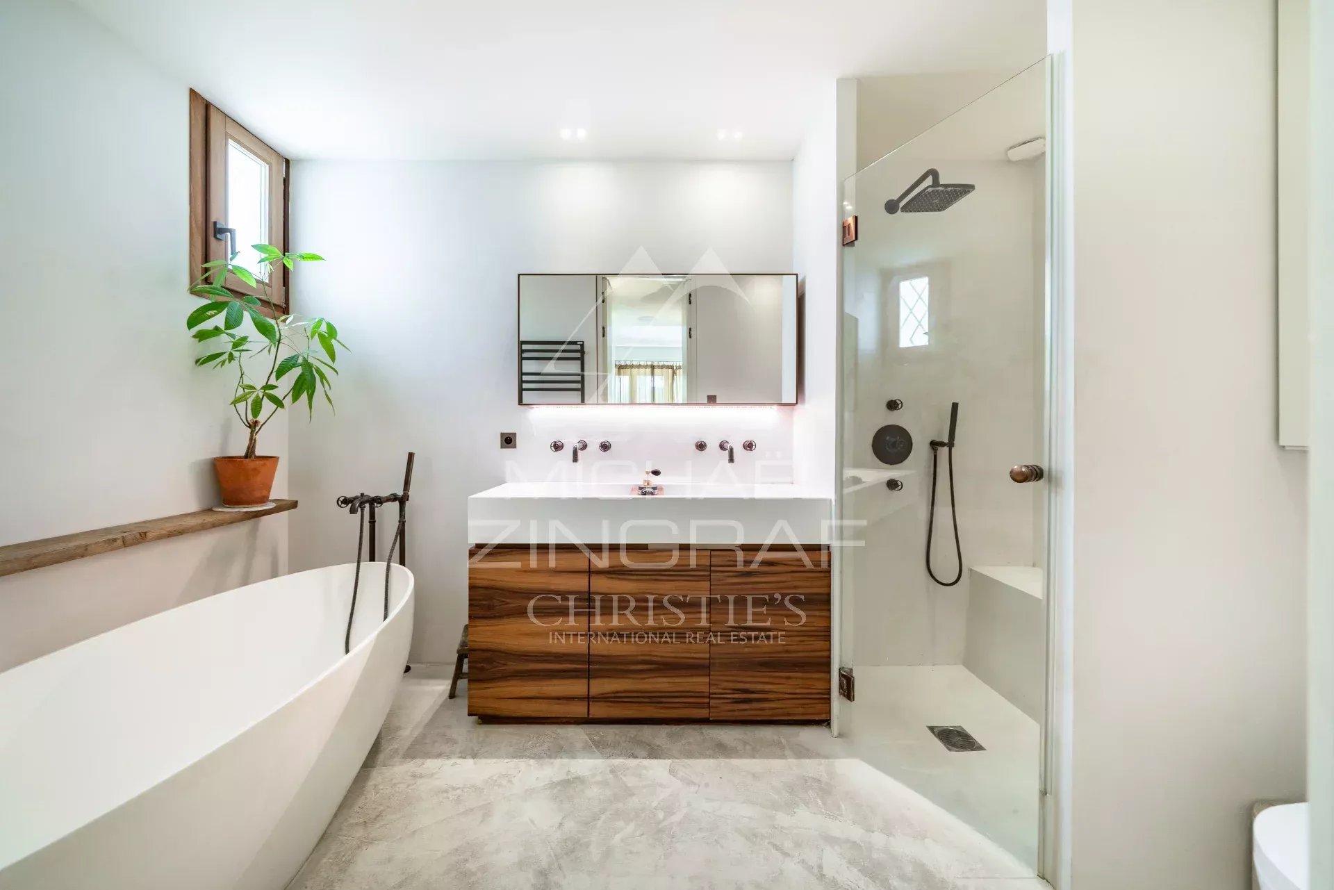 Cannes – Proche Croisette – Élégant rez-de-jardin avec piscine privative