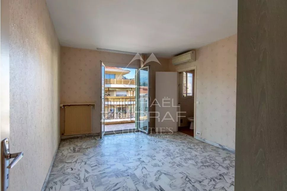 Apartment in need of refurbishment - 3 rooms - 104 m² - Town centre near the sea