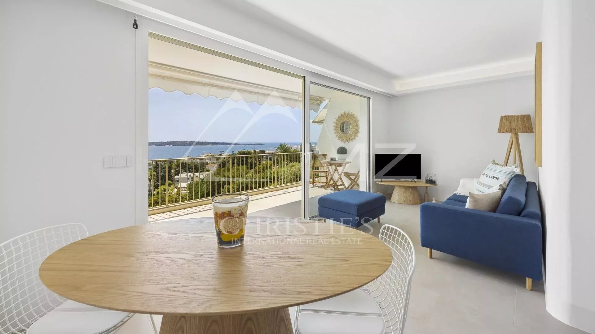 Wunderschöne Zwei-Zimmer-Wohnung mit Panoramameerblick