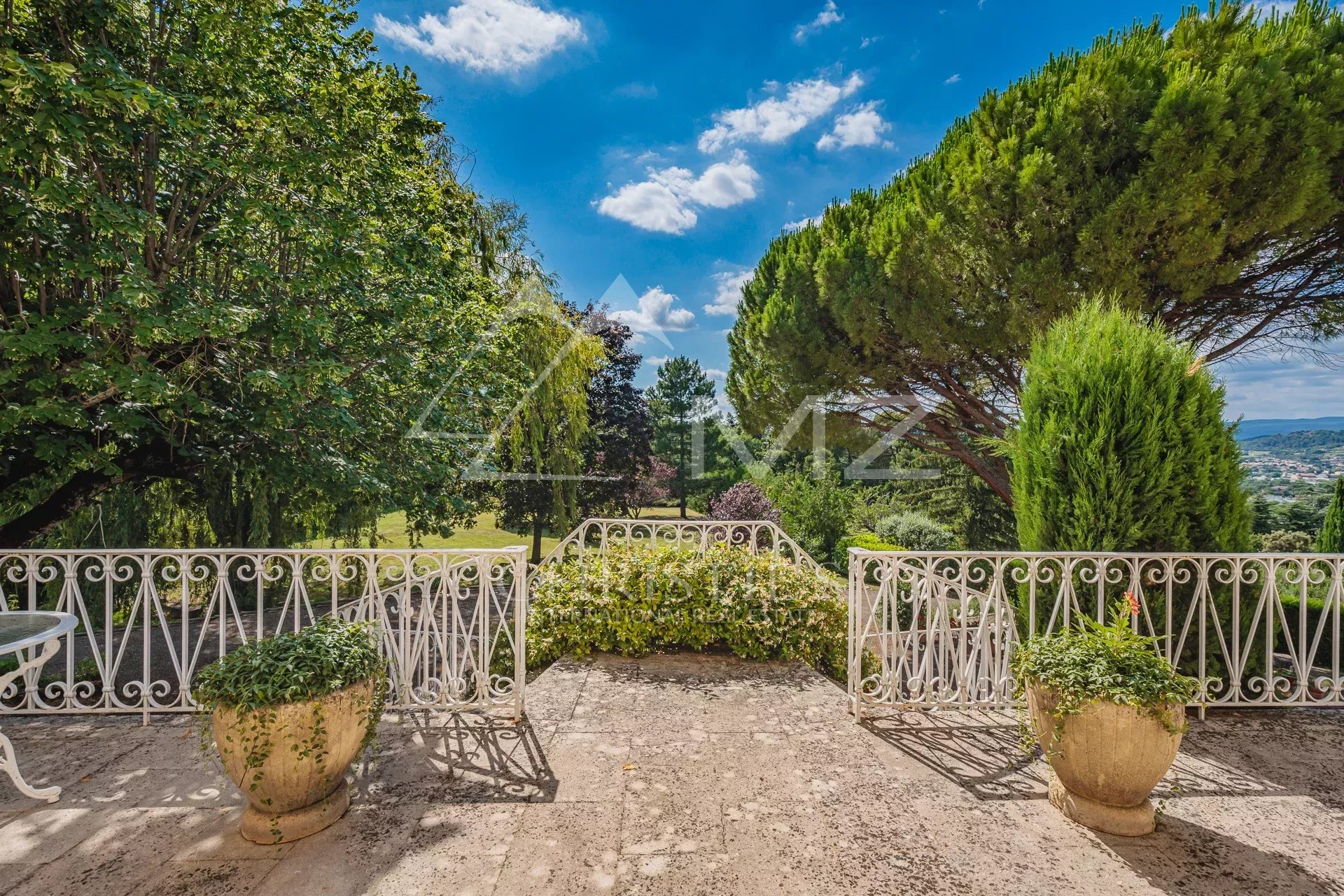 Belle demeure sur 2.5 ha avec vue panoramique et piscine