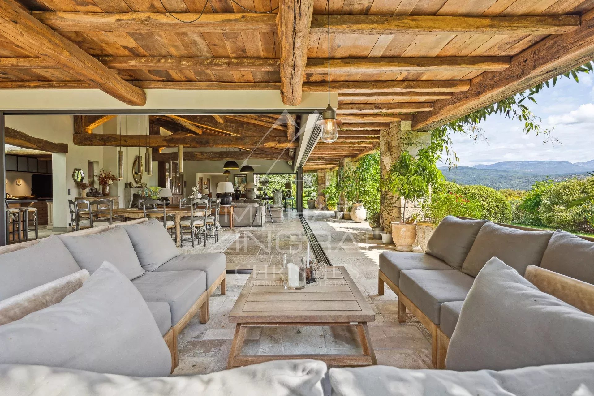 Propriété d’Exception en Provence avec Vue Panoramique sur les Villages Perchés