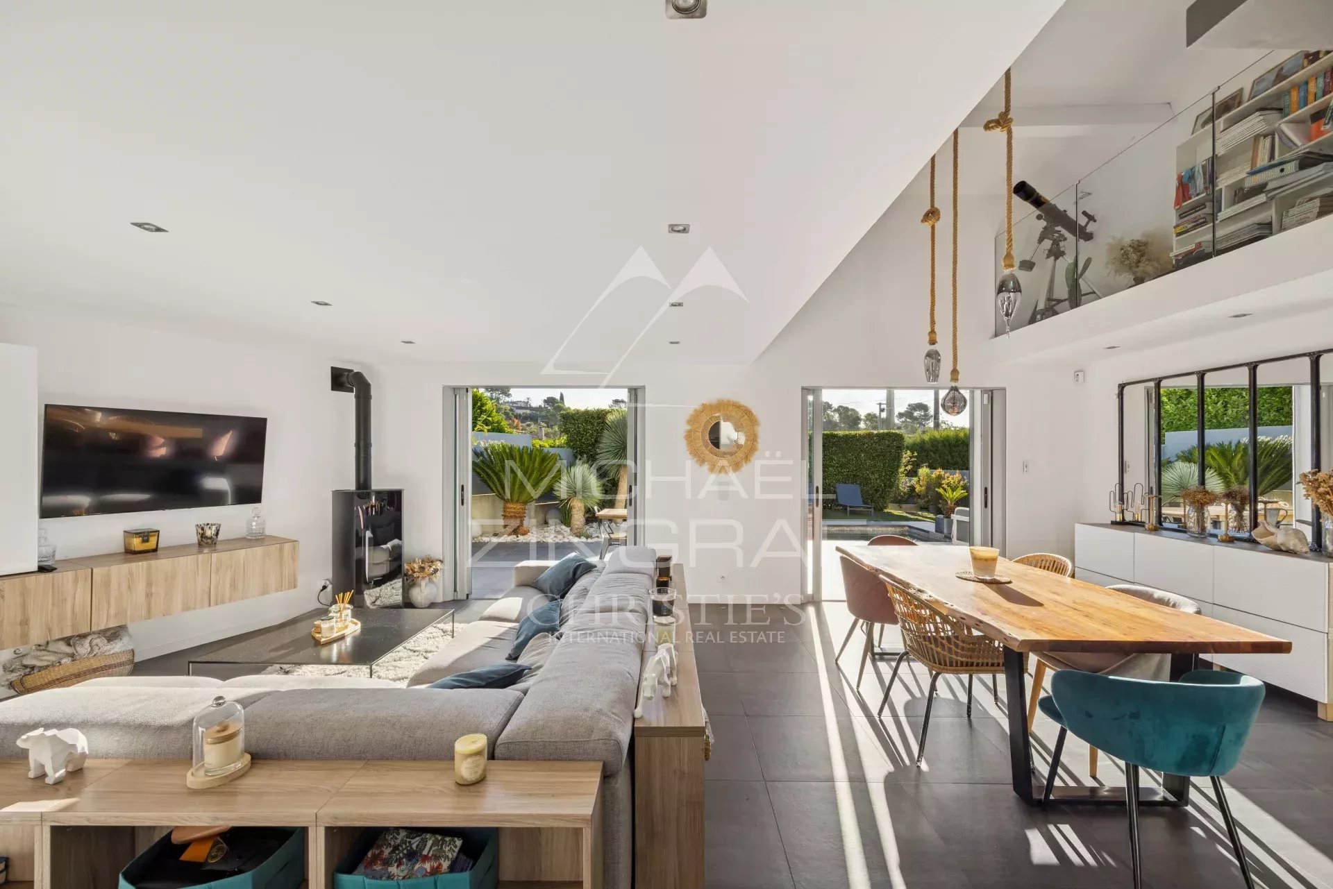 Charming modern Provençal-style villa