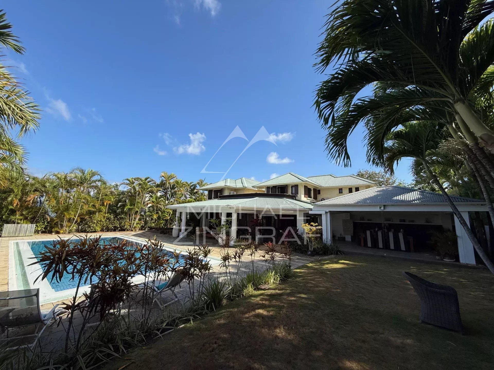 Großzügige 5-Schlafzimmer-Villa in einer begehrten, gesicherten Wohnanlage