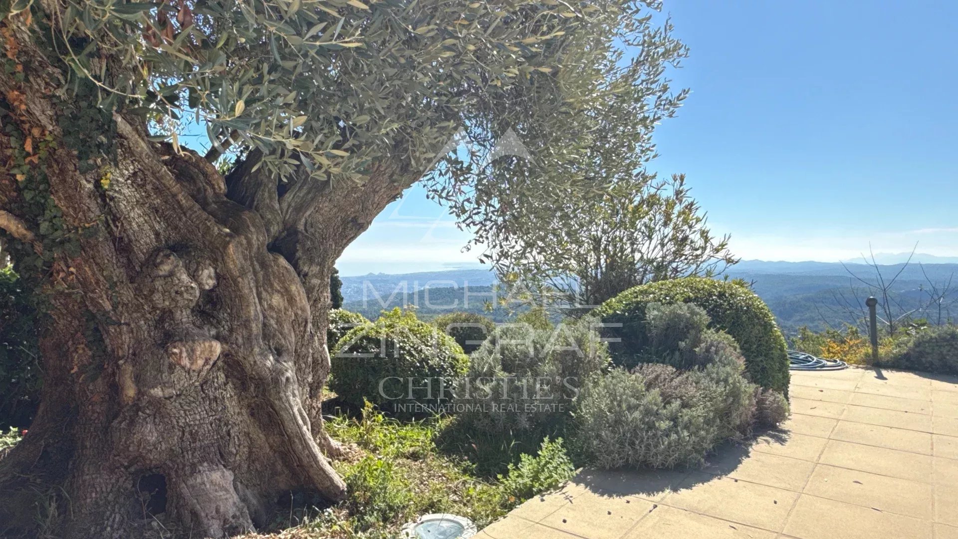 EXCLUSIVITÉ – VILLA D’EXCEPTION AVEC VUE MER