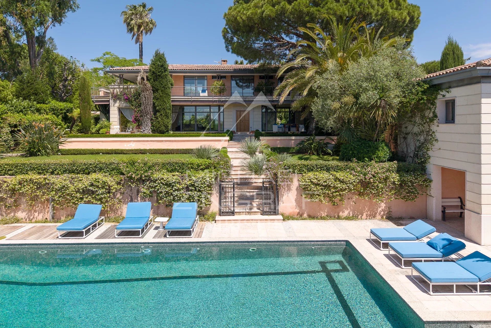 Cap d’Antibes – Zeitgenössische Eleganz in einer privaten und gesicherten Domäne