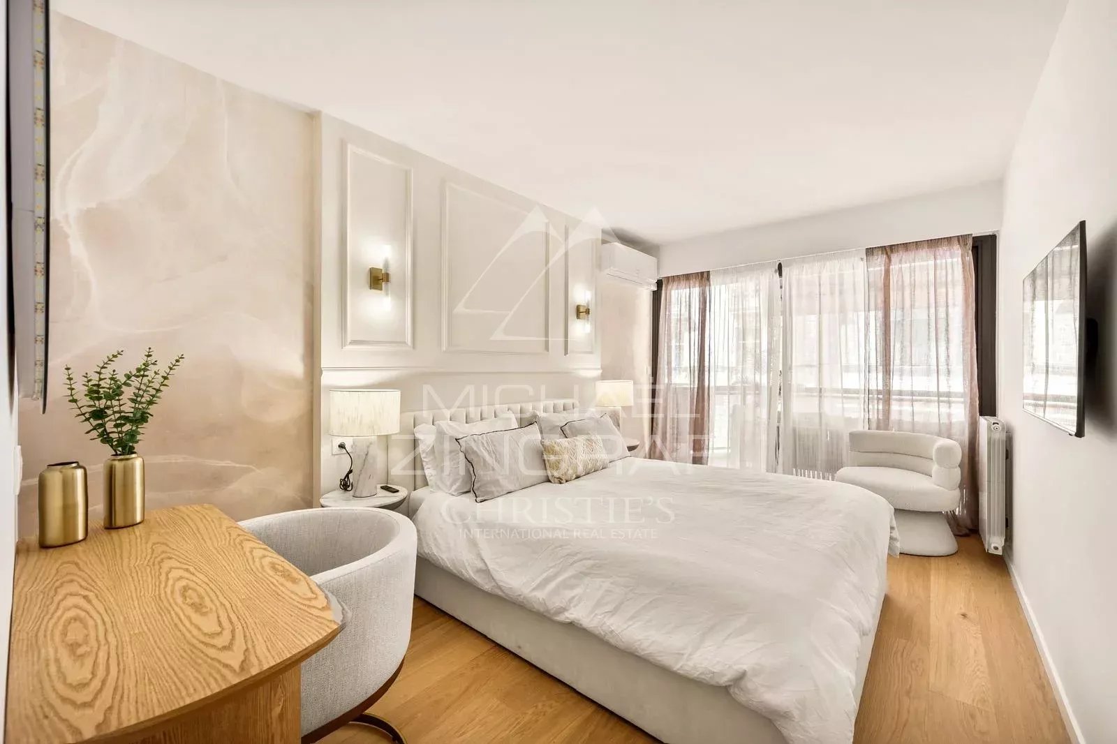 CANNES BANANE – RENOVIERTE 2-ZIMMER-WOHNUNG MIT TERRASSE UND GARAGE