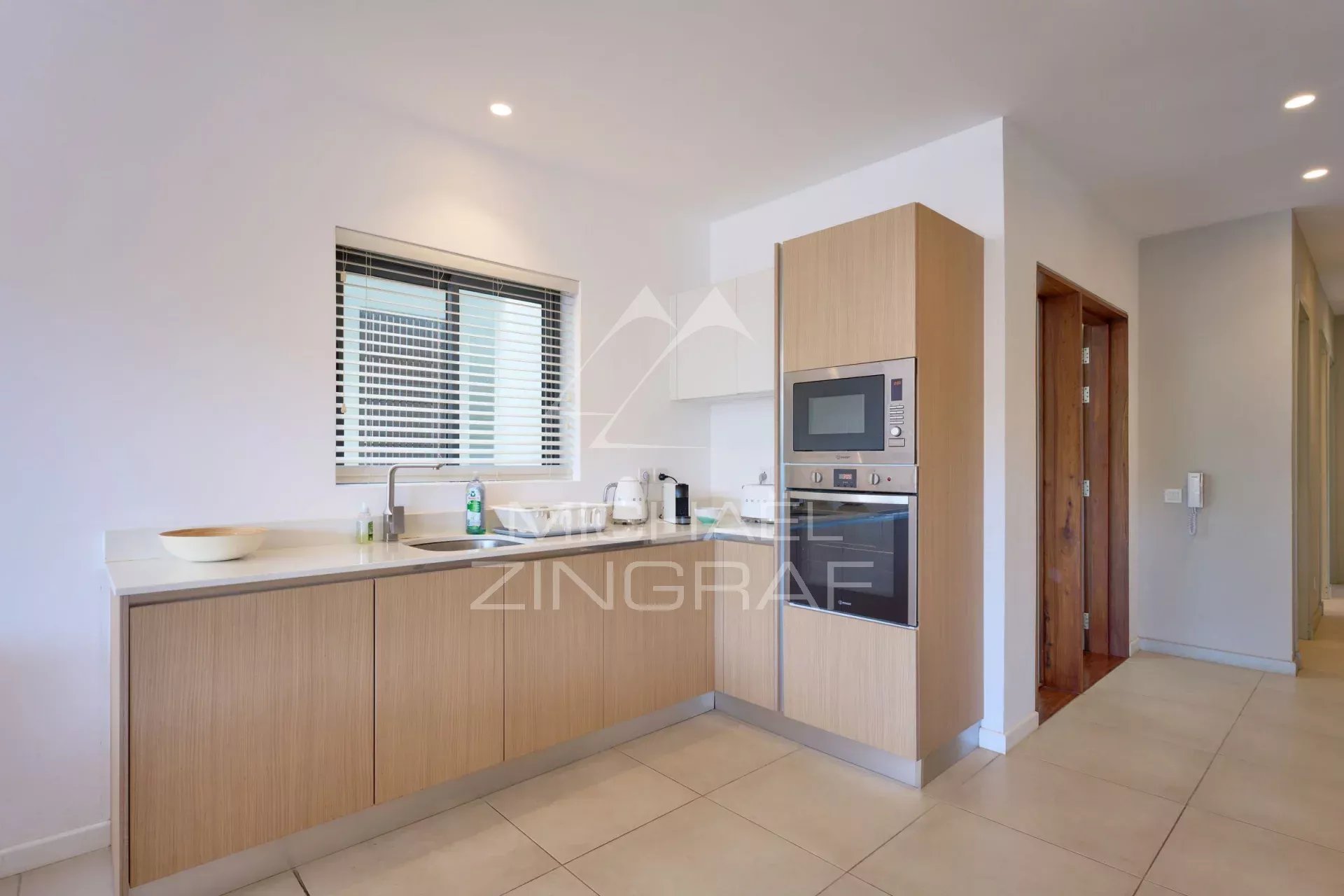Élégant Appartement de 3 Chambres dans une Résidence Sécurisée à Pointe aux Canonniers