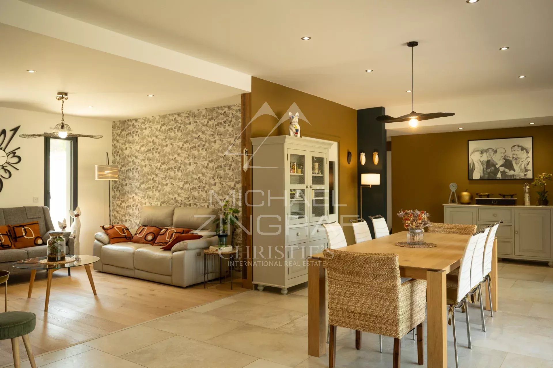 Zeitgenössisches Anwesen