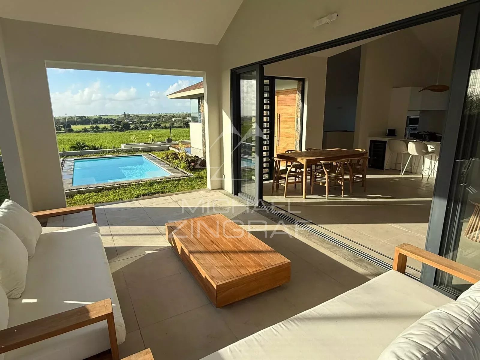 Neue möblierte Villa mit freiem Blick in Belle Vue Harel