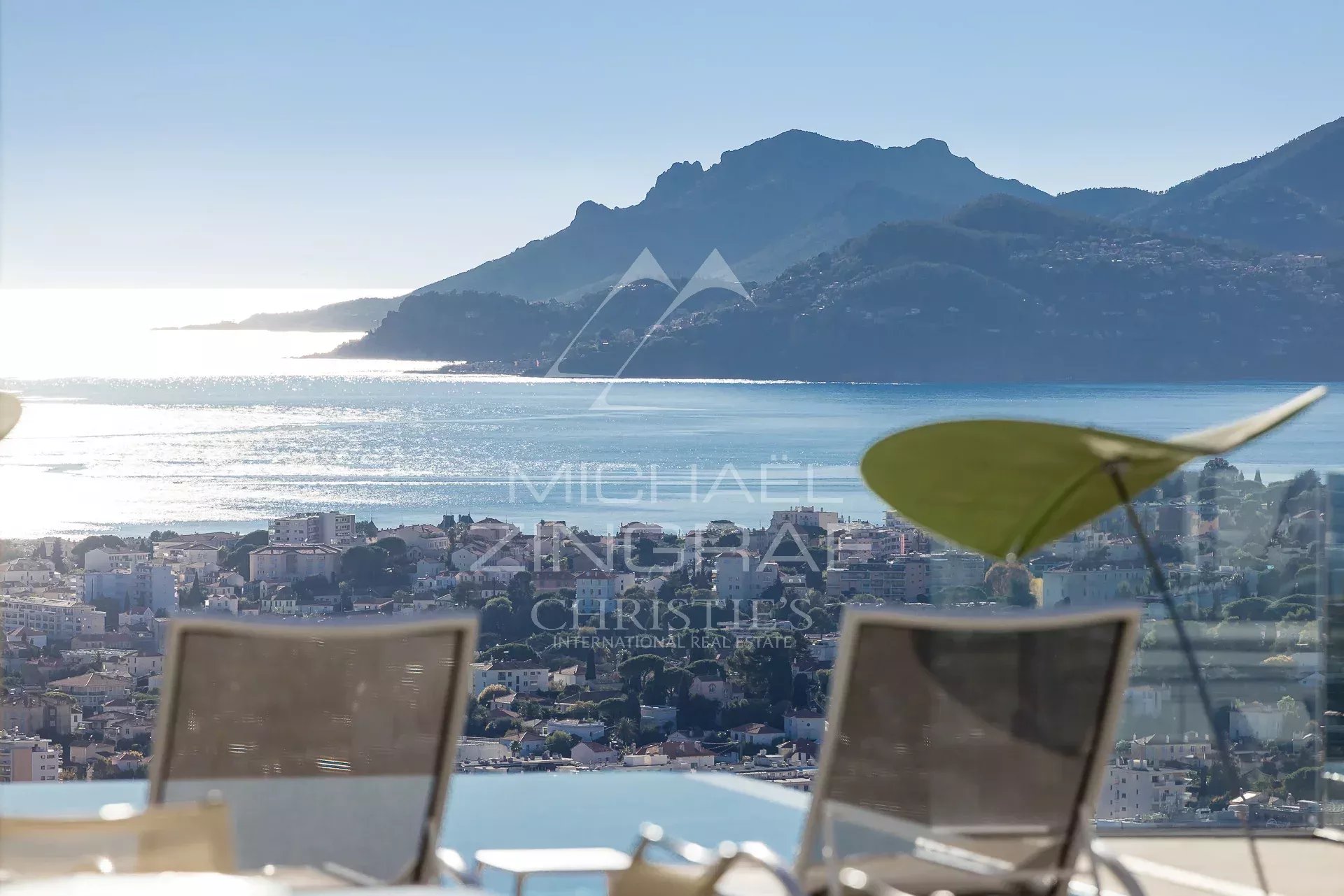 Domaine fermé - Villa contemporaine avec vue mer panoramique