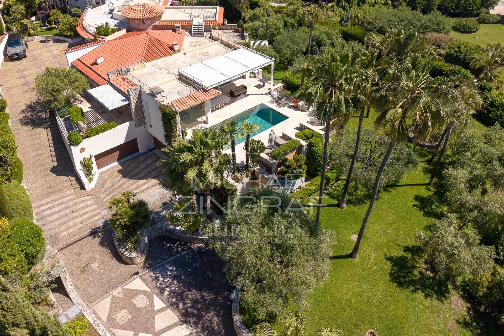 Cannes – Croix-des-Gardes – Architect-designed villa with panoramic sea views