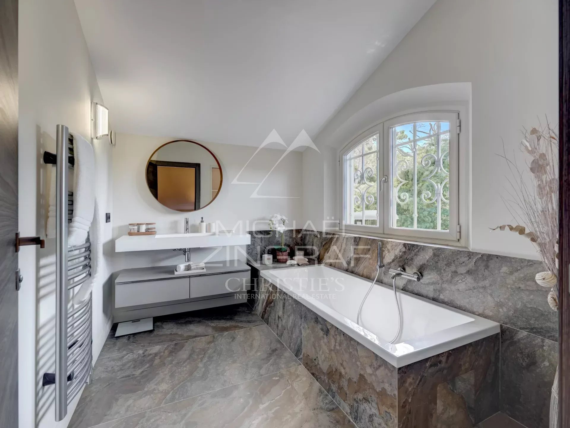 Gorgeous and renovated villa located in green and residential environment - 5 bedrooms