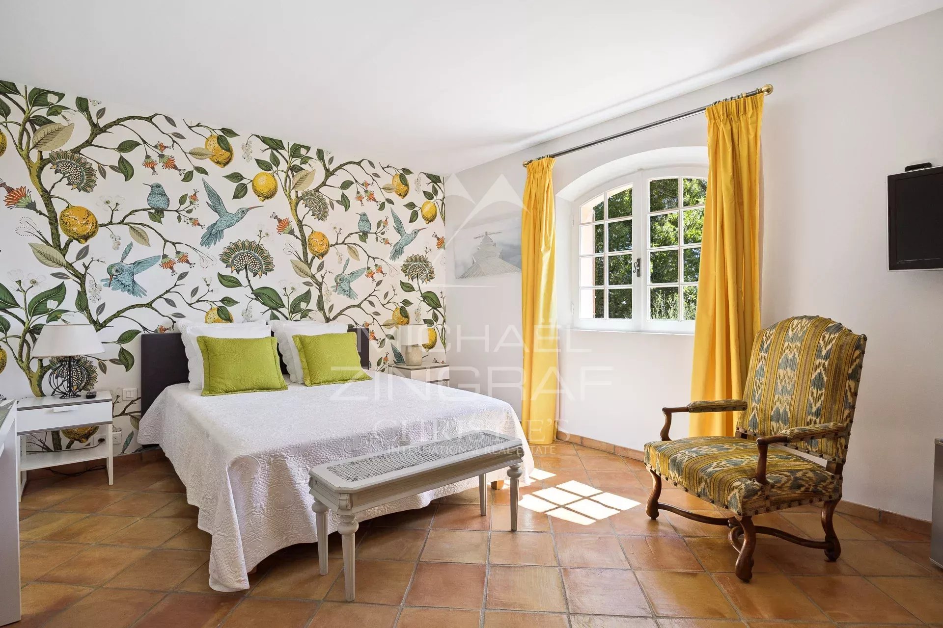 Charming villa with an open view and four suites